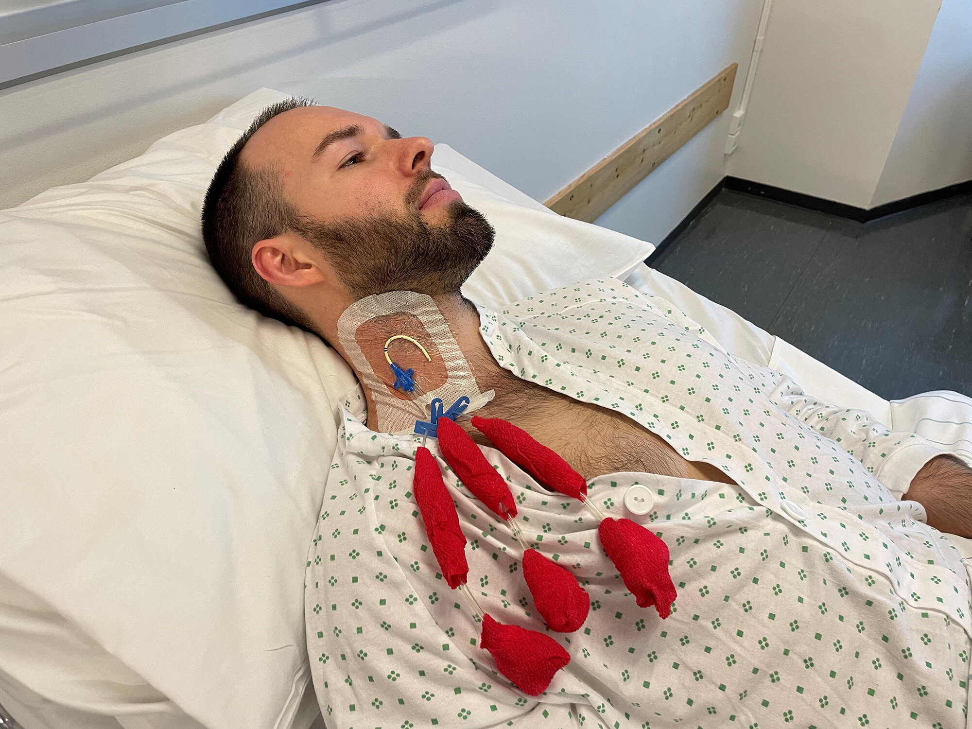 Bildet viser en mann som har fått satt inn et kateter i halsen.