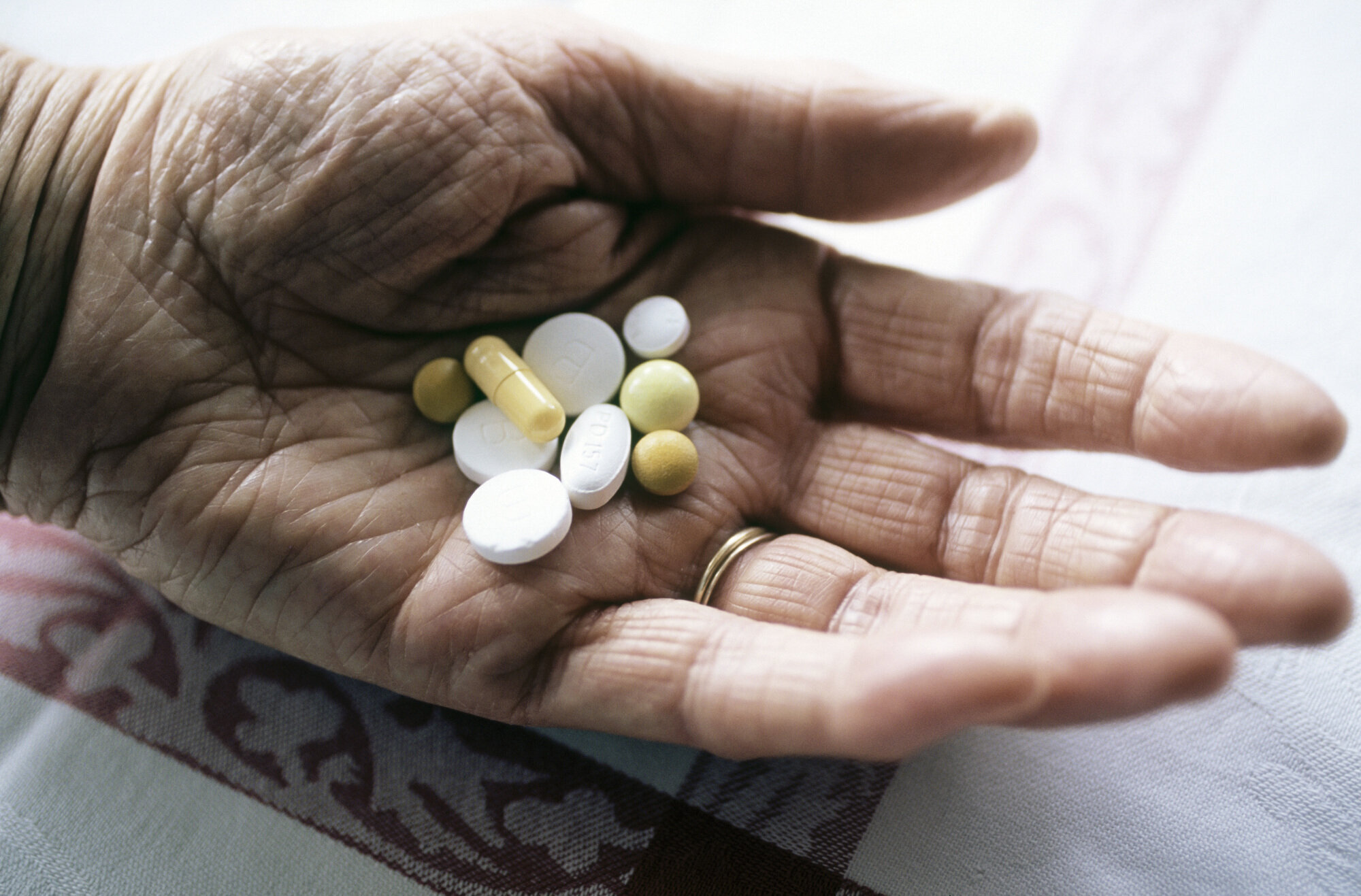 Medikamenter Bildet er et nærbilde av en hånd som holder ulike piller.