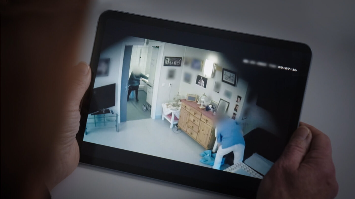 NRK Brennpunkt Bildet viser en som ser på NRK Brennpunkt.