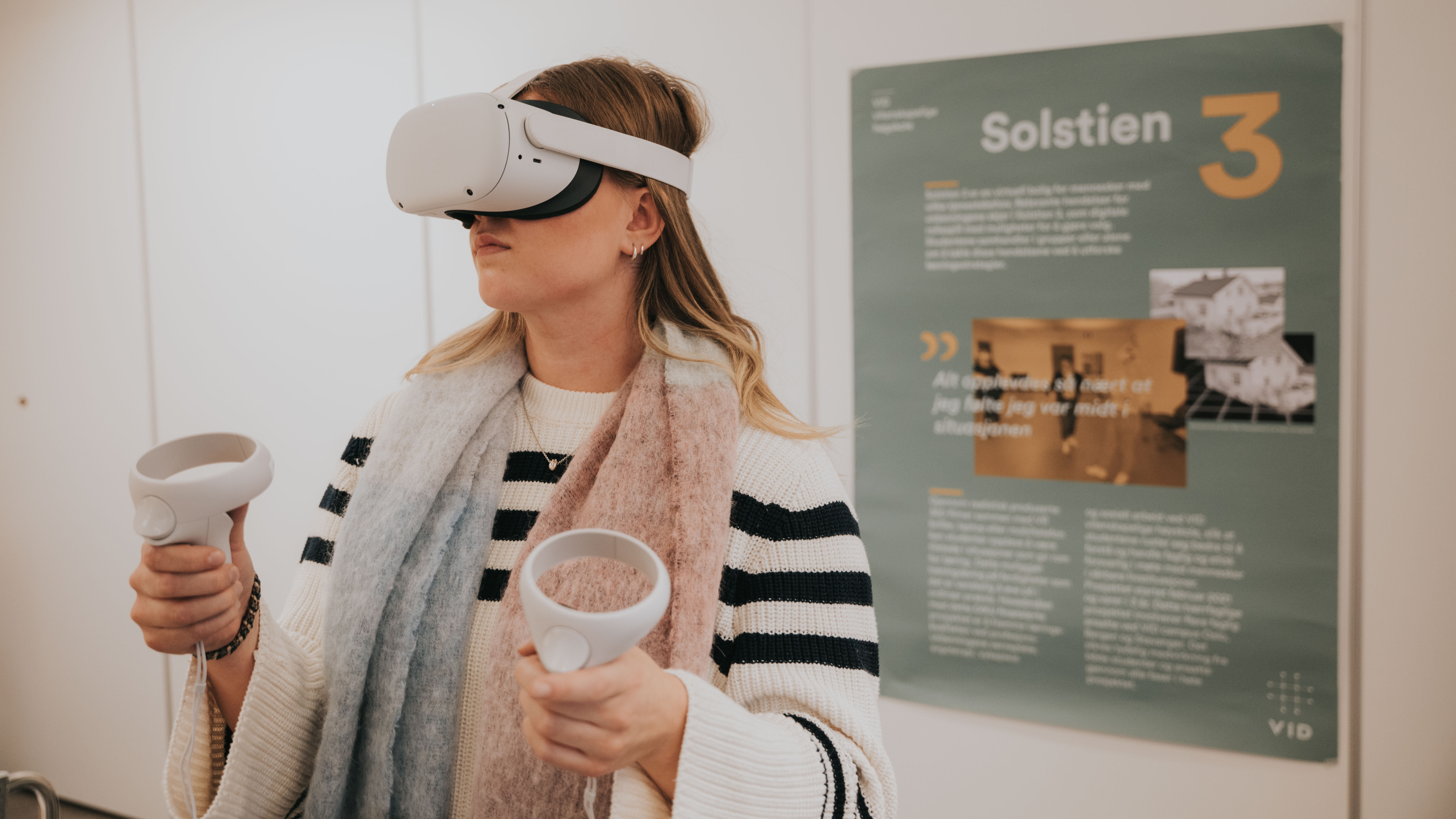 Student med VR-briller Bildet viser en student som har på seg VR-briller