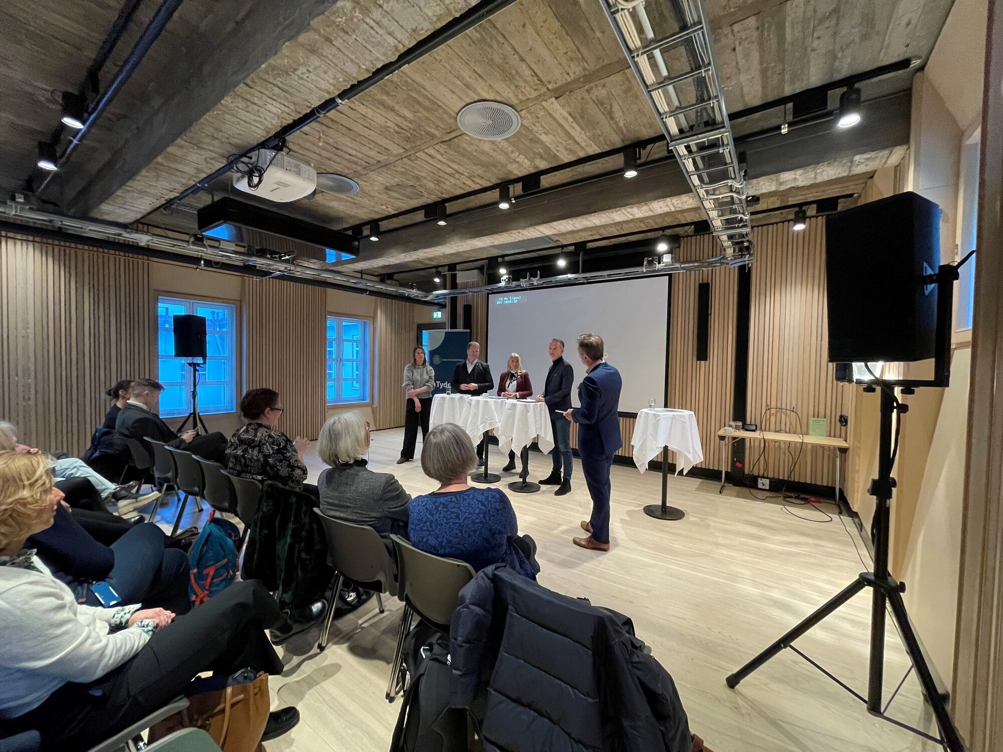 Bildet viser kommunal og distriktsminister Sigbjørn Gjelsvik, direktør for arbeidsliv i KS Tor Arne Gangsø, forbundsleder NSF Lill Sverresdatter Larsen og Camilla Børresen som er enhetsleder for Kvaløya hjemmetjenester. Bildet viser kommunal og distriktsminister Sigbjørn Gjelsvik, direktør for arbeidsliv i KS Tor Arne Gangsø, forbundsleder NSF Lill Sverresdatter Larsen og Camilla Børresen som er enhetsleder for Kvaløya hjemmetjenester.