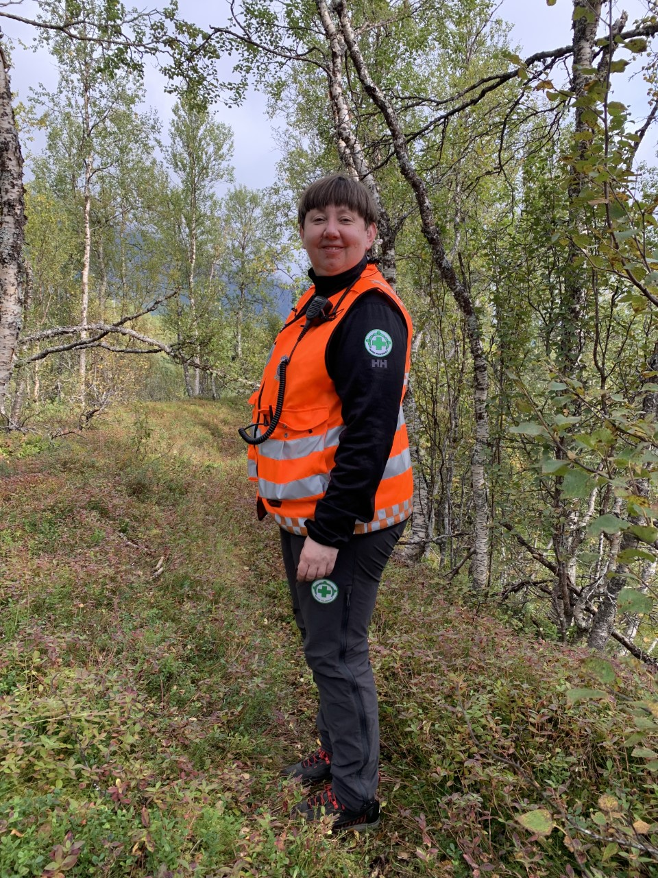 Bildet viser Monica Nervik i uniform på øvelse med Norsk Folkehjelp i Troms. Bildet viser Monica Nervik i uniform på øvelse med Norsk Folkehjelp i Troms.