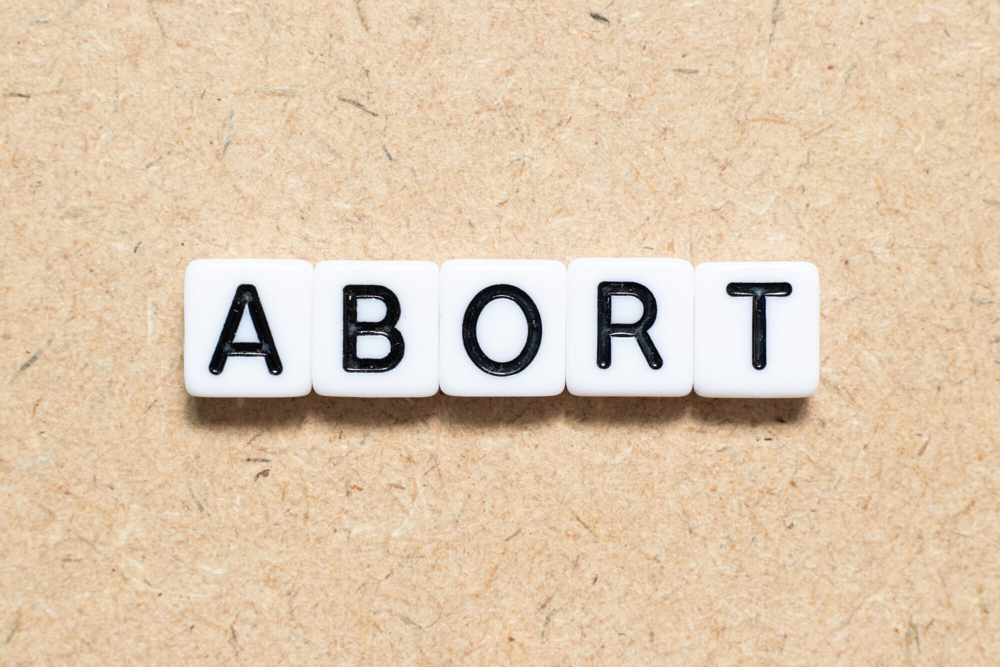 Abort Bildet viser ordet abort skrevet.