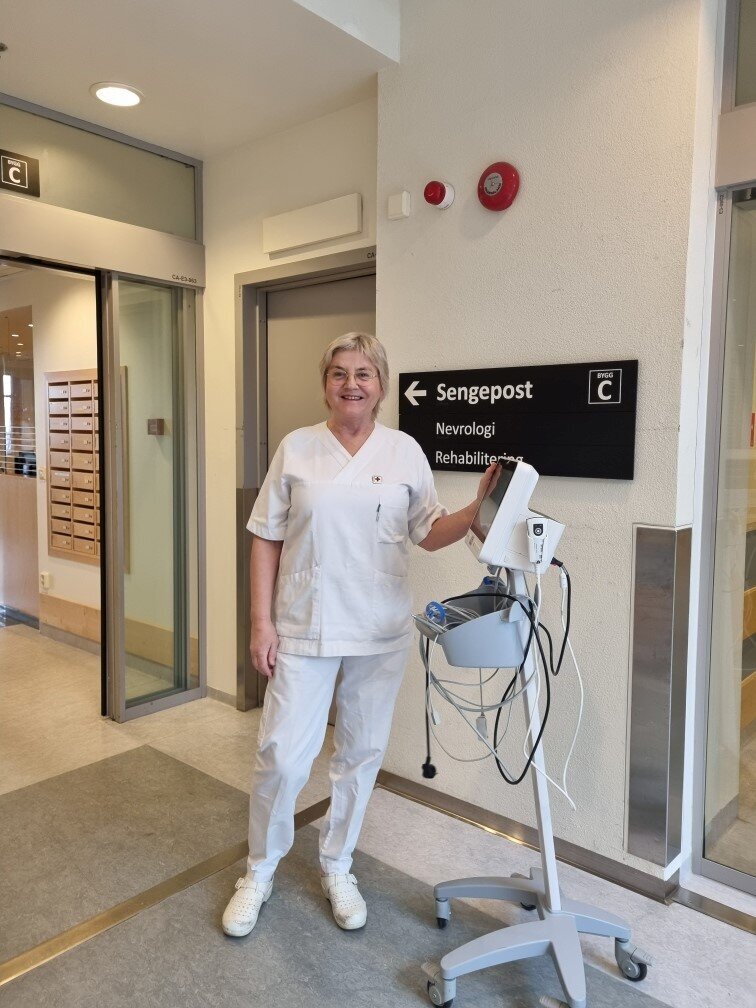 Bildet viser Anne Beathe Bohne som triller et apparat i en sykehuskorridorus Bildet viser Anne Beathe Bohne som triller et apparat i en sykehuskorridorus