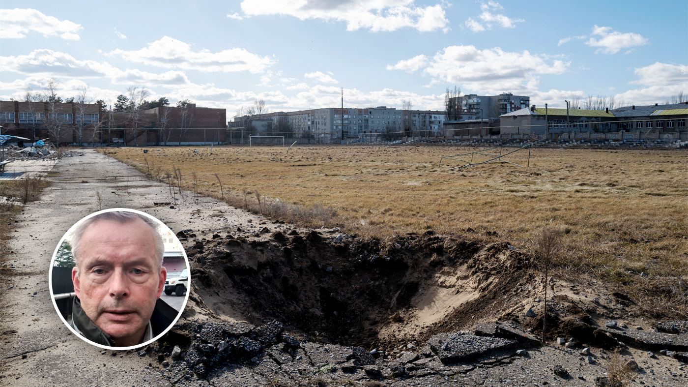 Bildet viser bombekrater i Lyman i Ukraina.