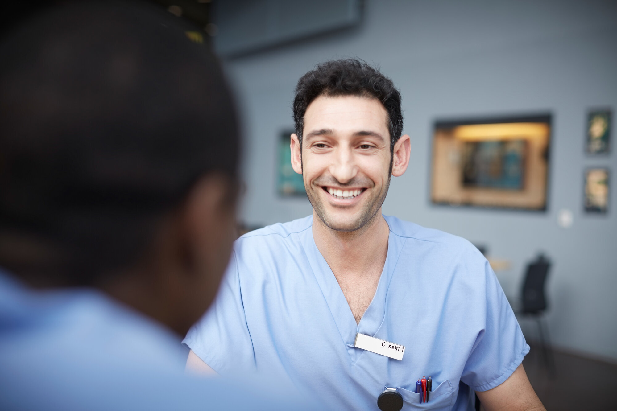 Sykepleier Bildet viser en smilende sykepleier