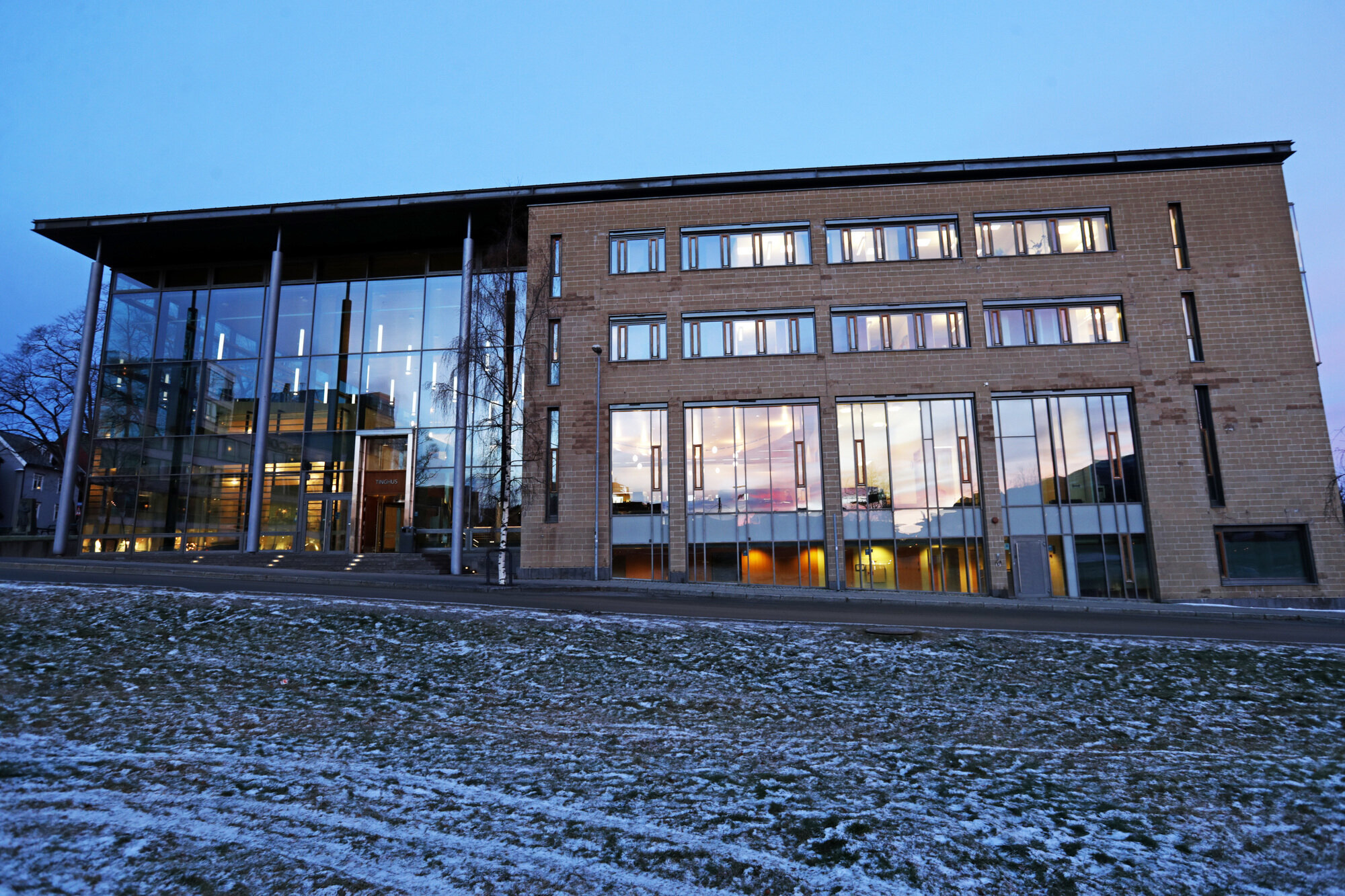 Bildet er et eksteriørbilde av Nord-Troms og Senja tingrett