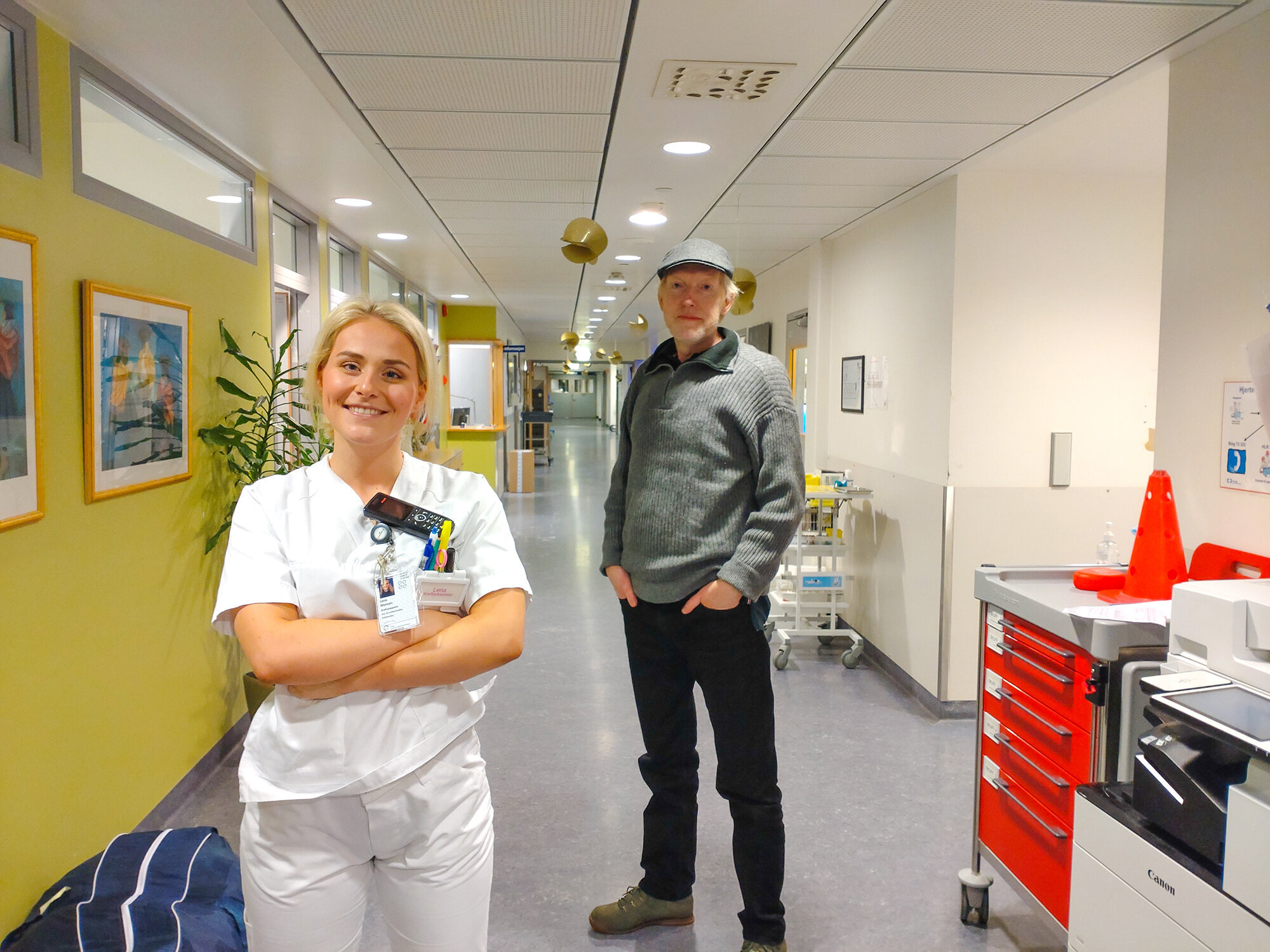 Sykepleier og pasient Bildet viser en sykepleier og en pasient på sykehus