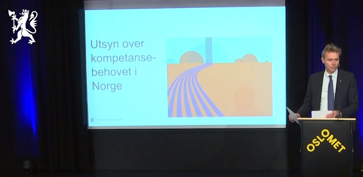 Bildet viser utdanningsminister Ola Borten Moe som står bak talerstol Bildet viser utdanningsminister Ola Borten Moe som står bak talerstol