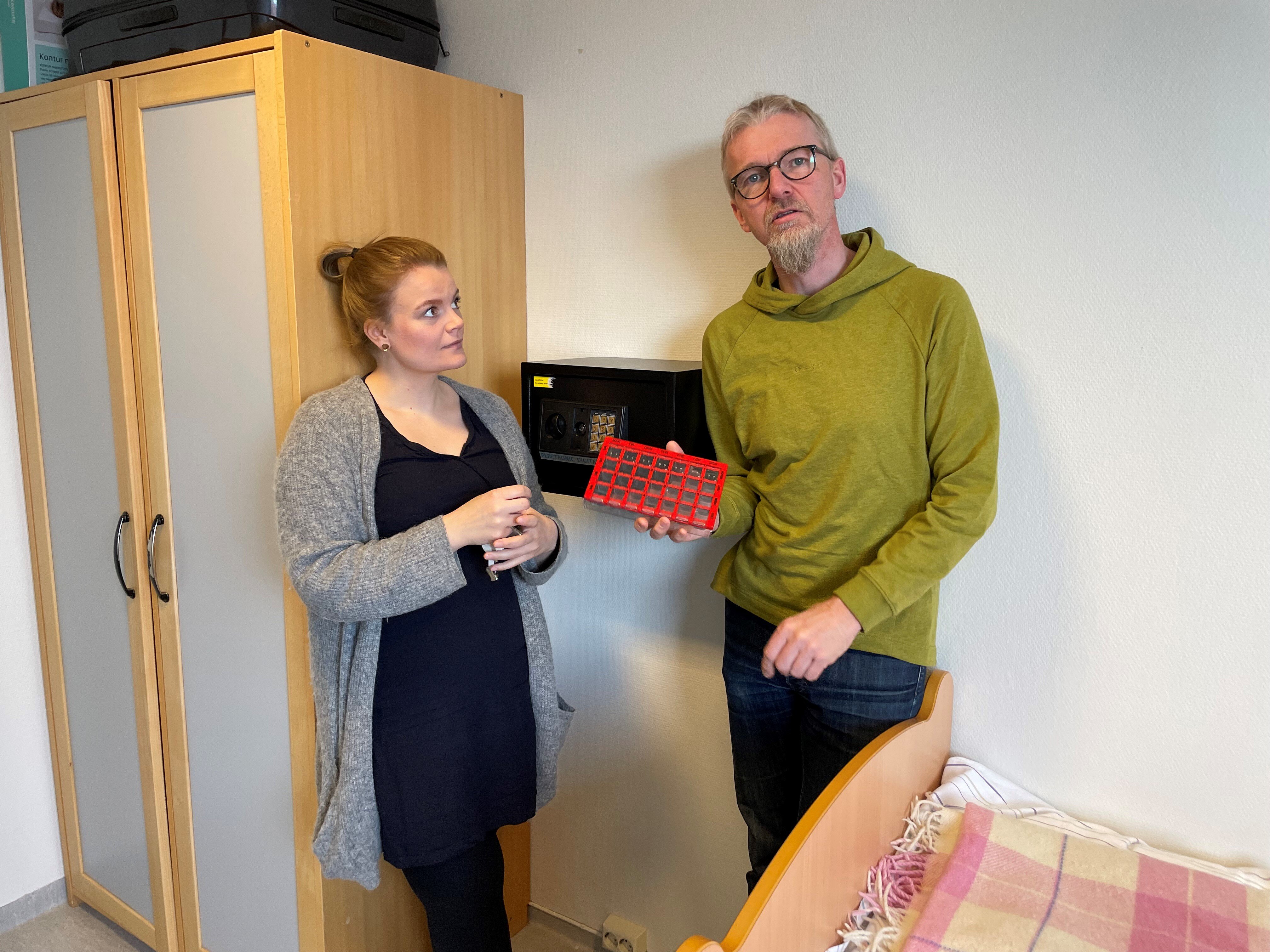 Psykisk helsevern Bildet viser to personer, hvorav en viser frem en dosett.