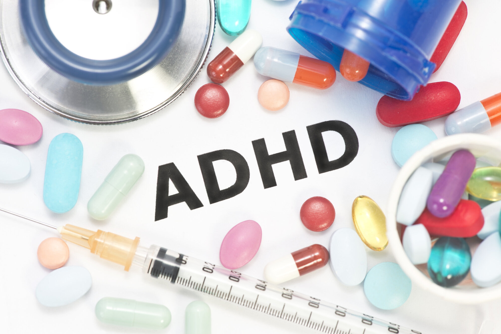 Bildet viser piller på en bordflate hvor det er skrevet ADHD Bildet viser piller på en bordflate hvor det er skrevet ADHD