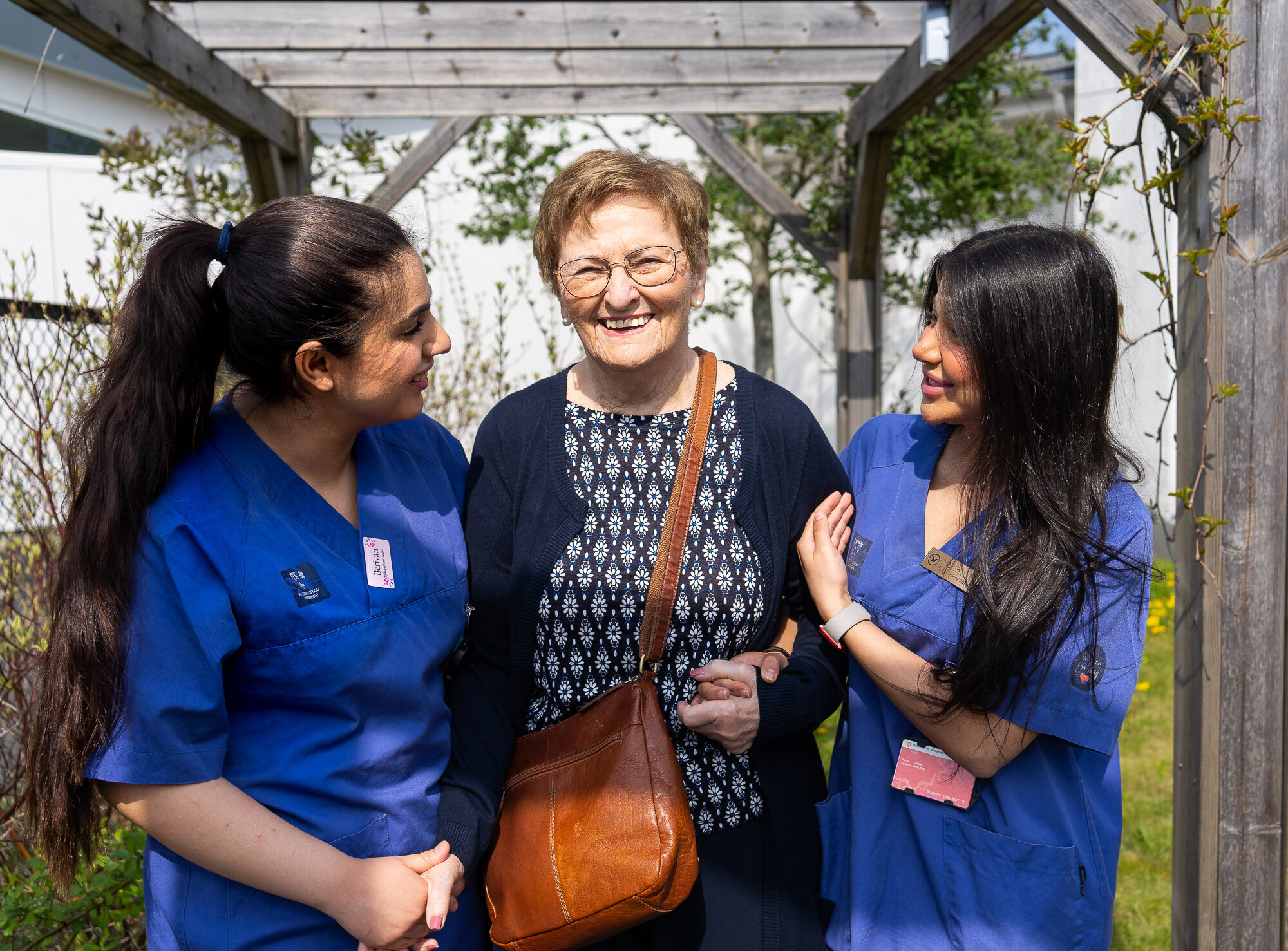 Bildet viser sykehjemsbeboer med studenter