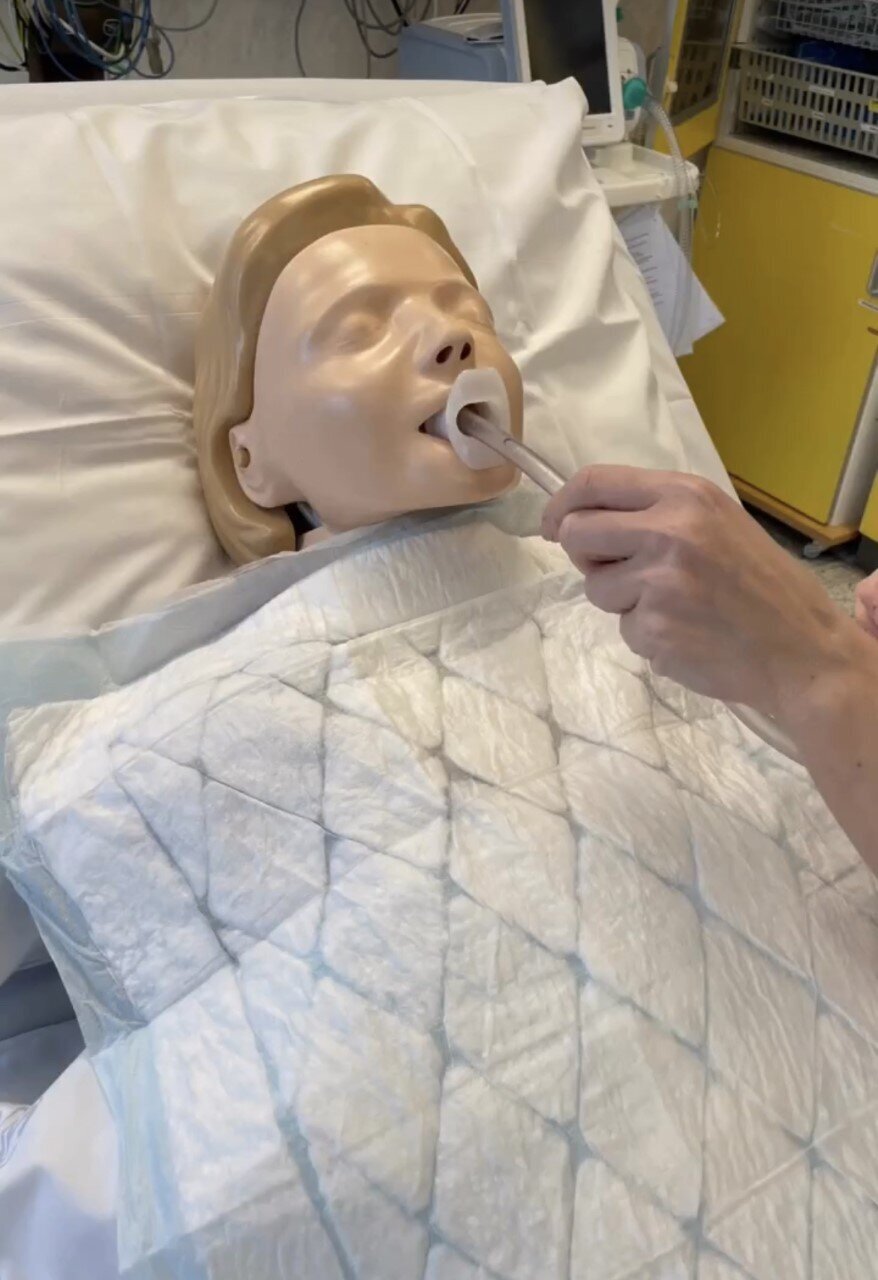 Bildet viser en dukke som skal ventrikkelskylles.