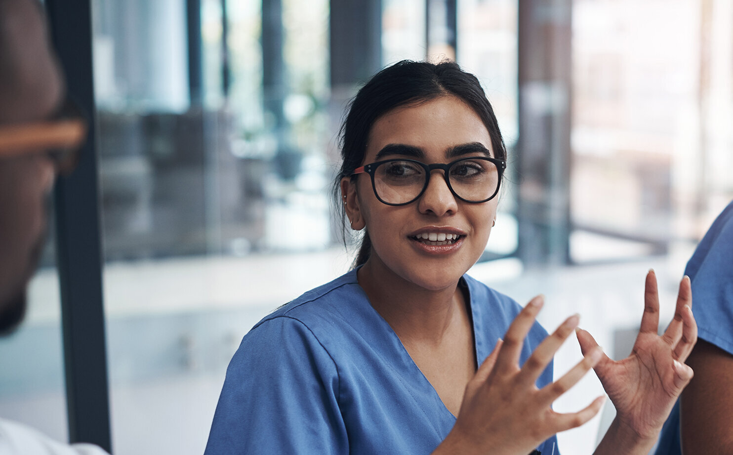 Bildet viser en sykepleierstudent som diskuterer med en lærer
