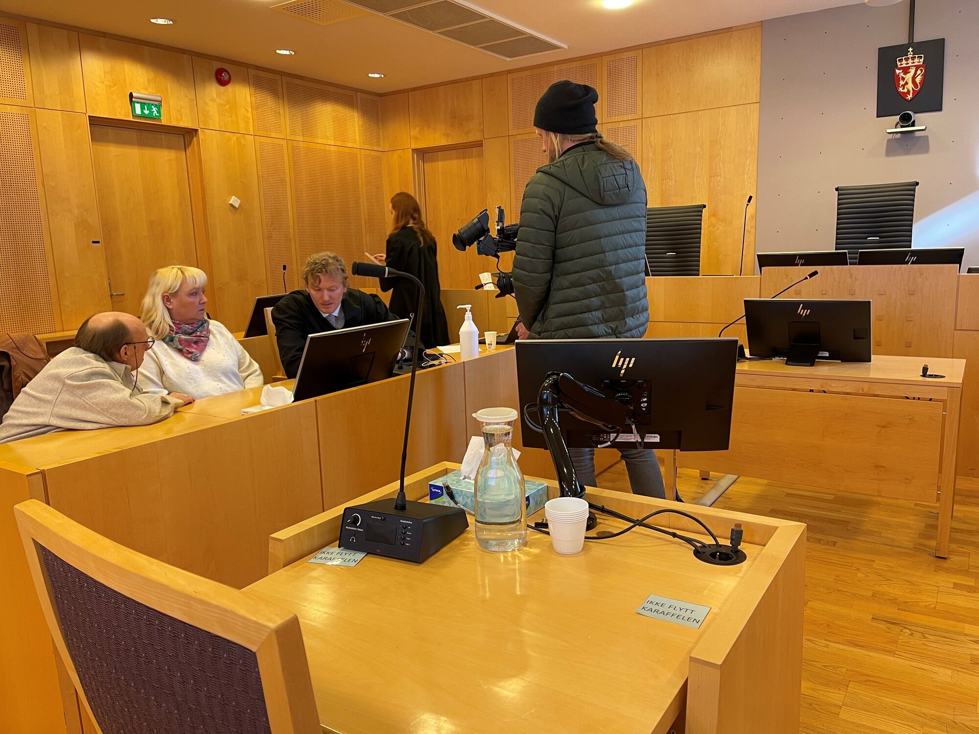 Bildet er fra Oslo tingrett og viser advokat Alexander Schimmelpfennig Nygaard sammen med de pårørende like før rettsaken startet 8. mai Bildet er fra Oslo tingrett og viser advokat Alexander Schimmelpfennig Nygaard sammen med de pårørende like før rettsaken startet 8. mai