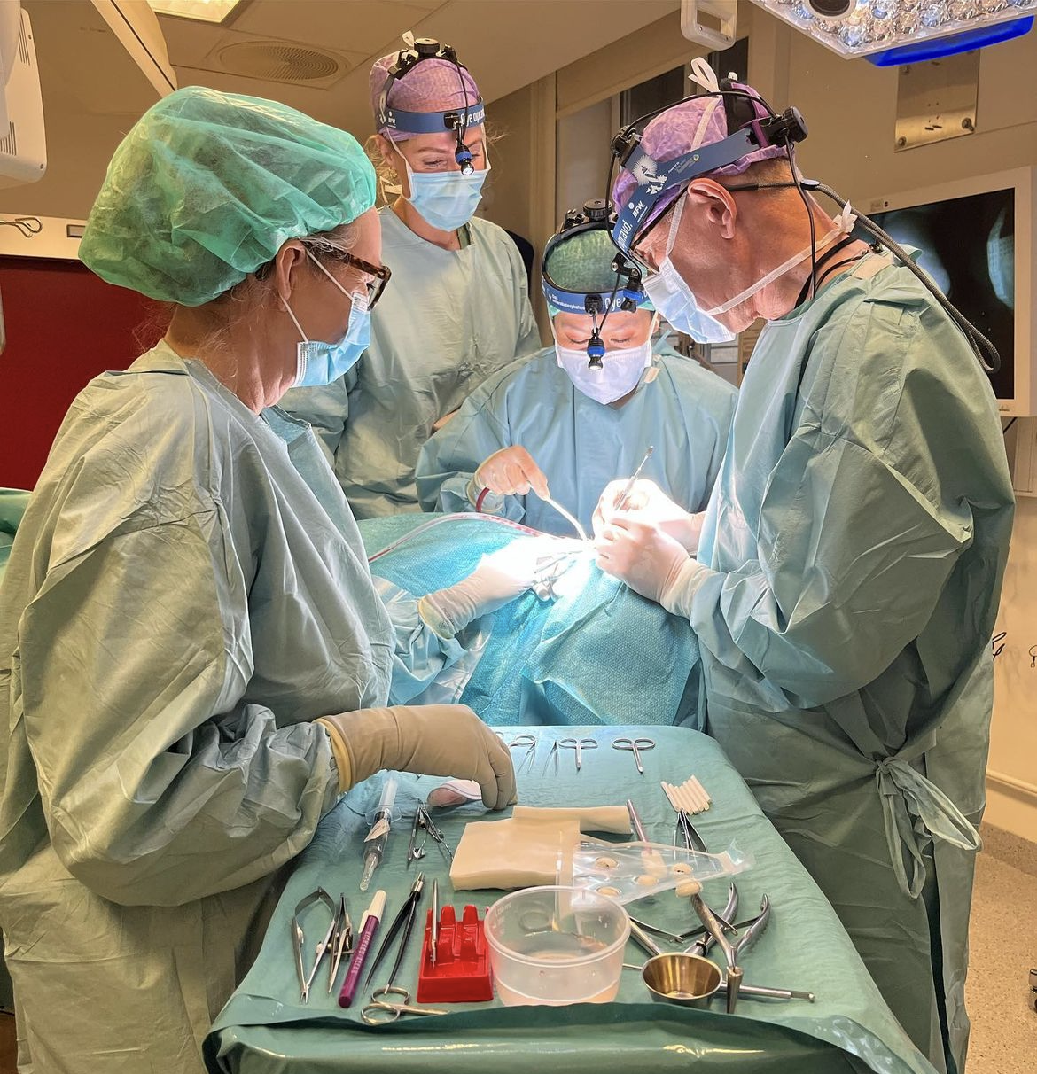 Øyeoperasjon Bildet viser en øyeoperasjon.