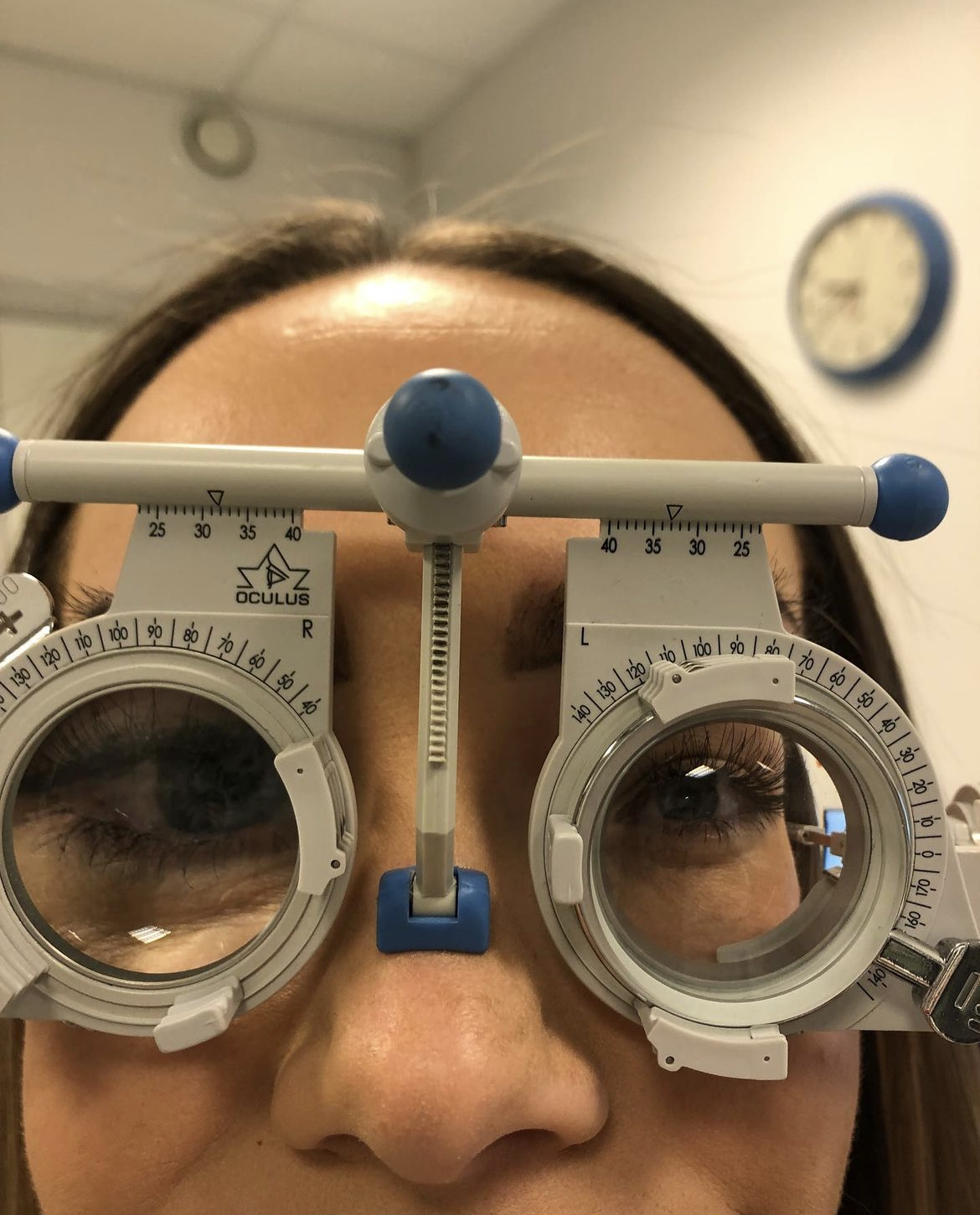 Synstest Bildet viser en kvinne som tar synstest.