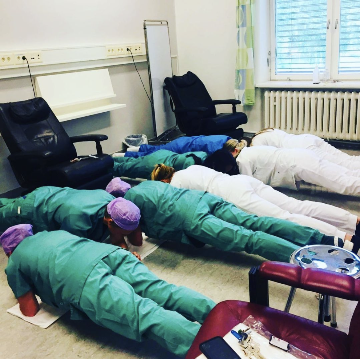 Øyeavdelingen Bildet viser helsearbeidere som gjør styrkeøvelse.