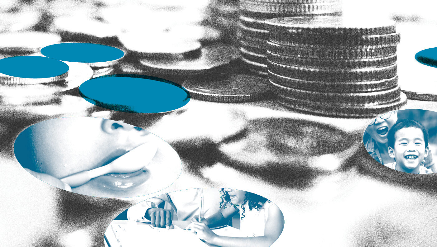 Barn og økonomi Illustrasjonen viser stabler med mynter. Innimellom er det sirkler med bilder av et barn som spiser, ei jente som skriver i en bok, og en gutt som ler sammen med sin far.