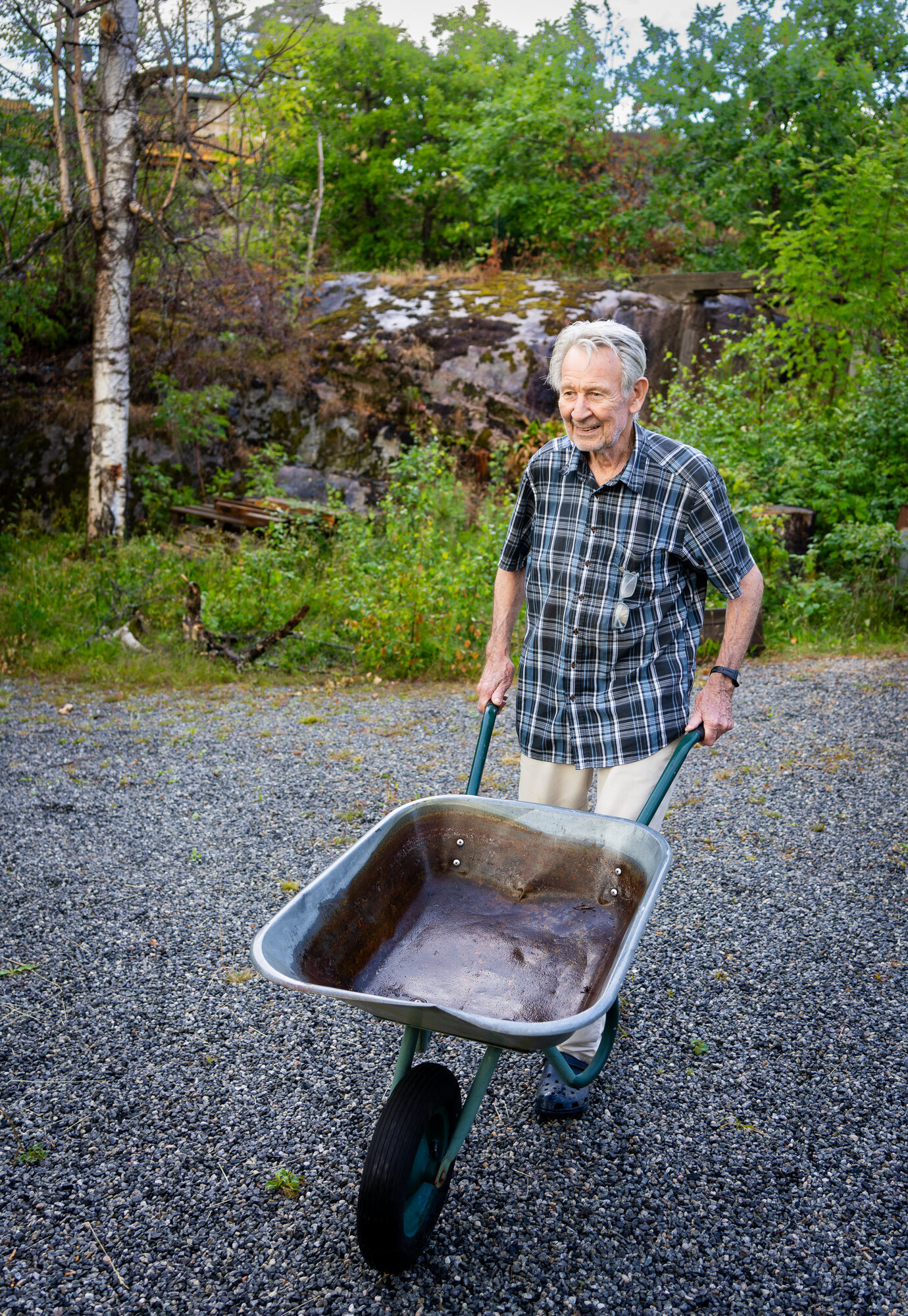 Øivind Gjetanger med trillebår bildet viser Øivind Gjetanger