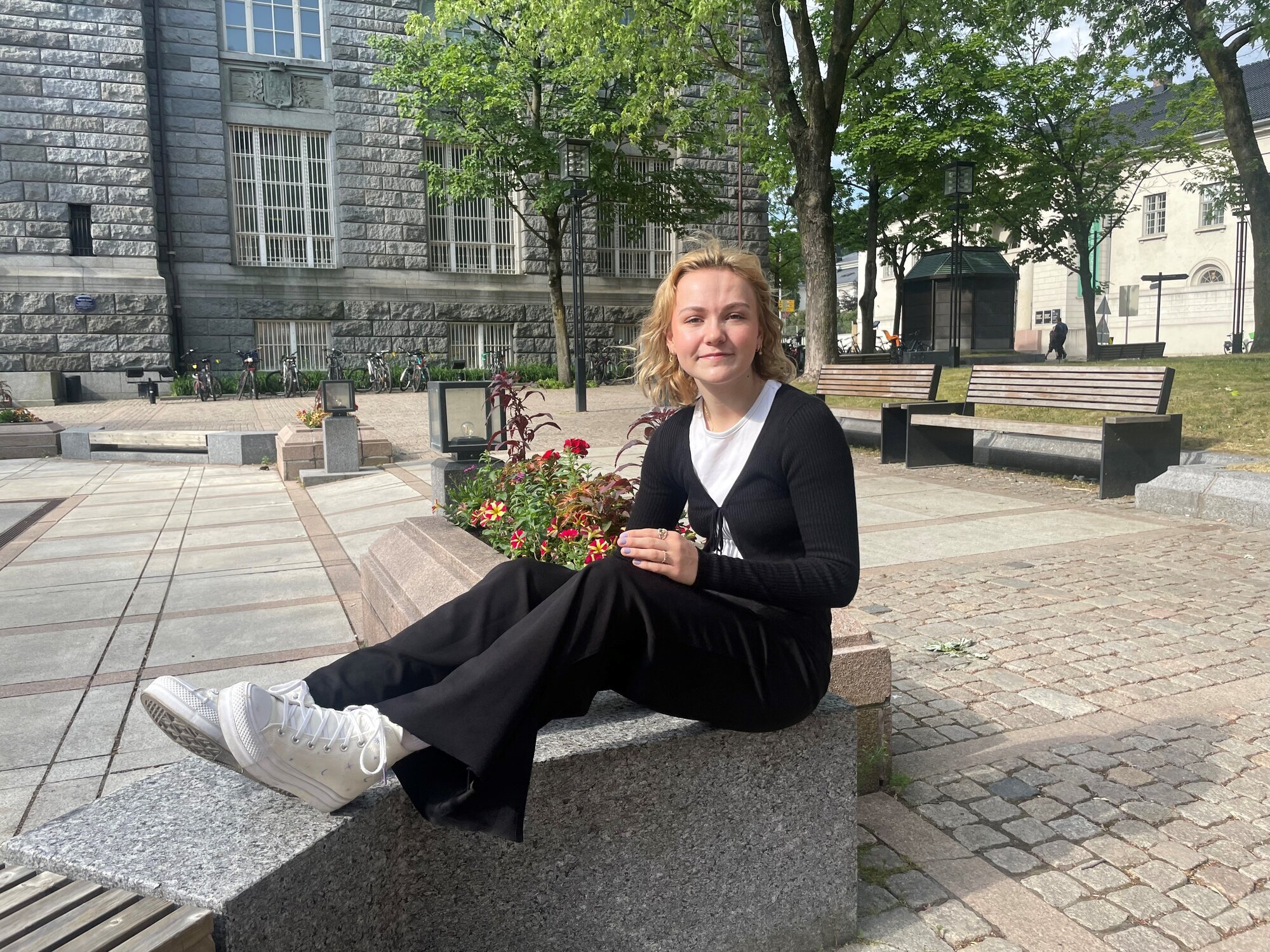 Bildet viser Frida Austbø som sitter nær fontene utenfor bankplassen i Oslo sentrum Bildet viser Frida Austbø som sitter nær fontene utenfor bankplassen i Oslo sentrum