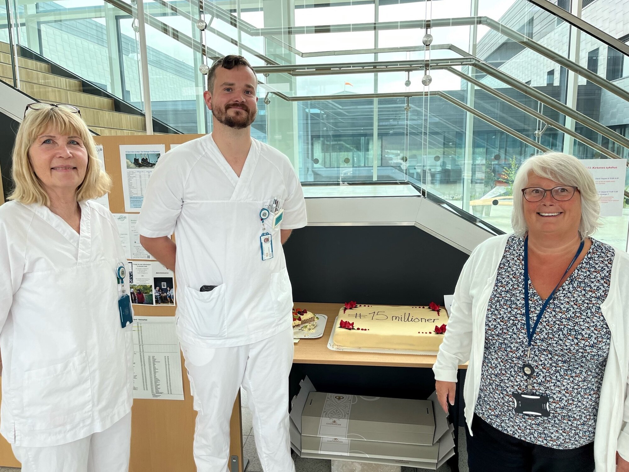 Bildet viser Klinikkleder Rita Jørgensen, Jonas Melby og Kristina "Kicki" Eriksson Nytun som spiser kake for å feire Bildet viser Klinikkleder Rita Jørgensen, Jonas Melby og Kristina "Kicki" Eriksson Nytun som spiser kake for å feire