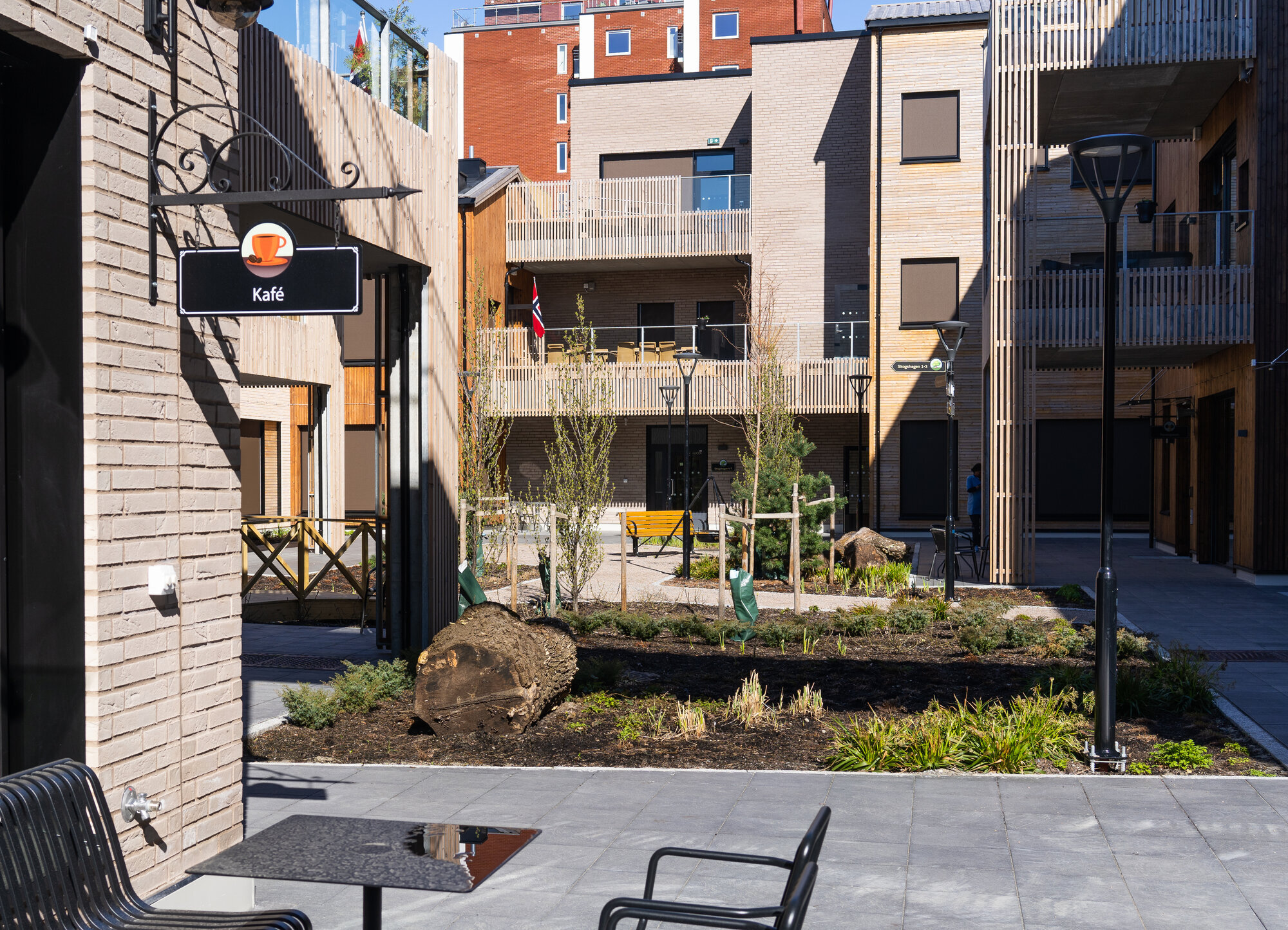 kafeen og bakhagen Bildet viser kafeen og bakhagen