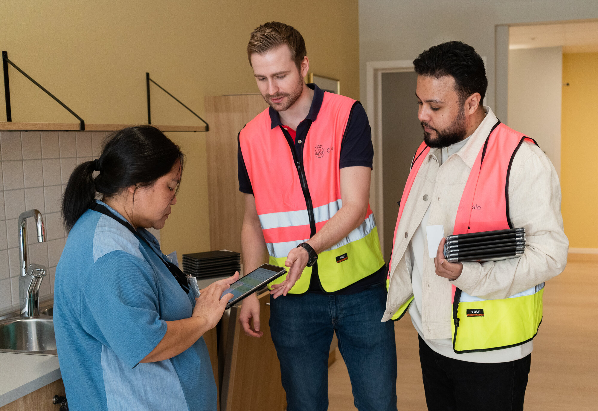 Phy Phy Tun og to it-ansatte bildet viser Phy Phy Tun og to it-anasatte