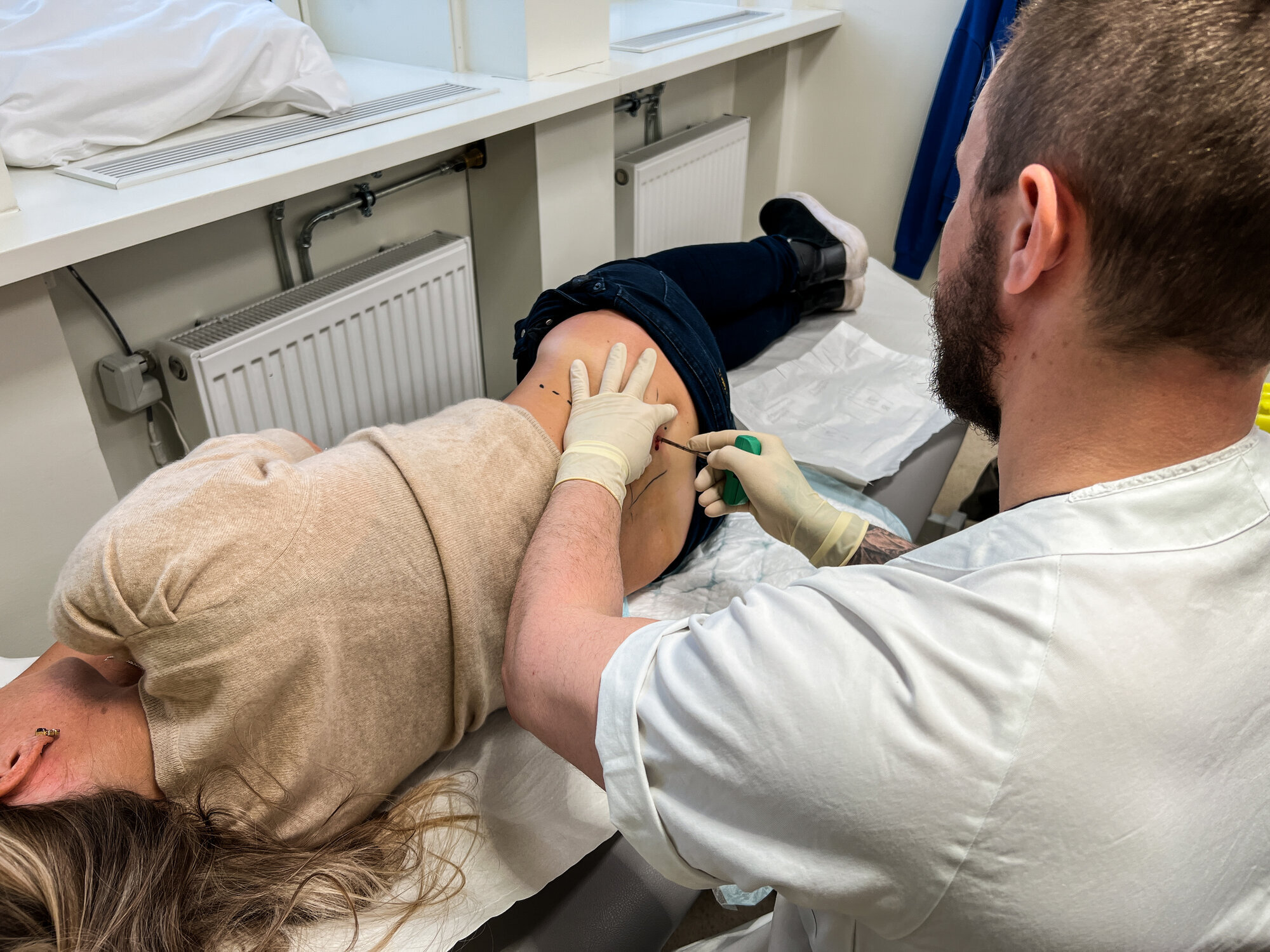 Lasse Johan Thue Bildet viser Lasse Johan Thue som tar benmargsprøve.