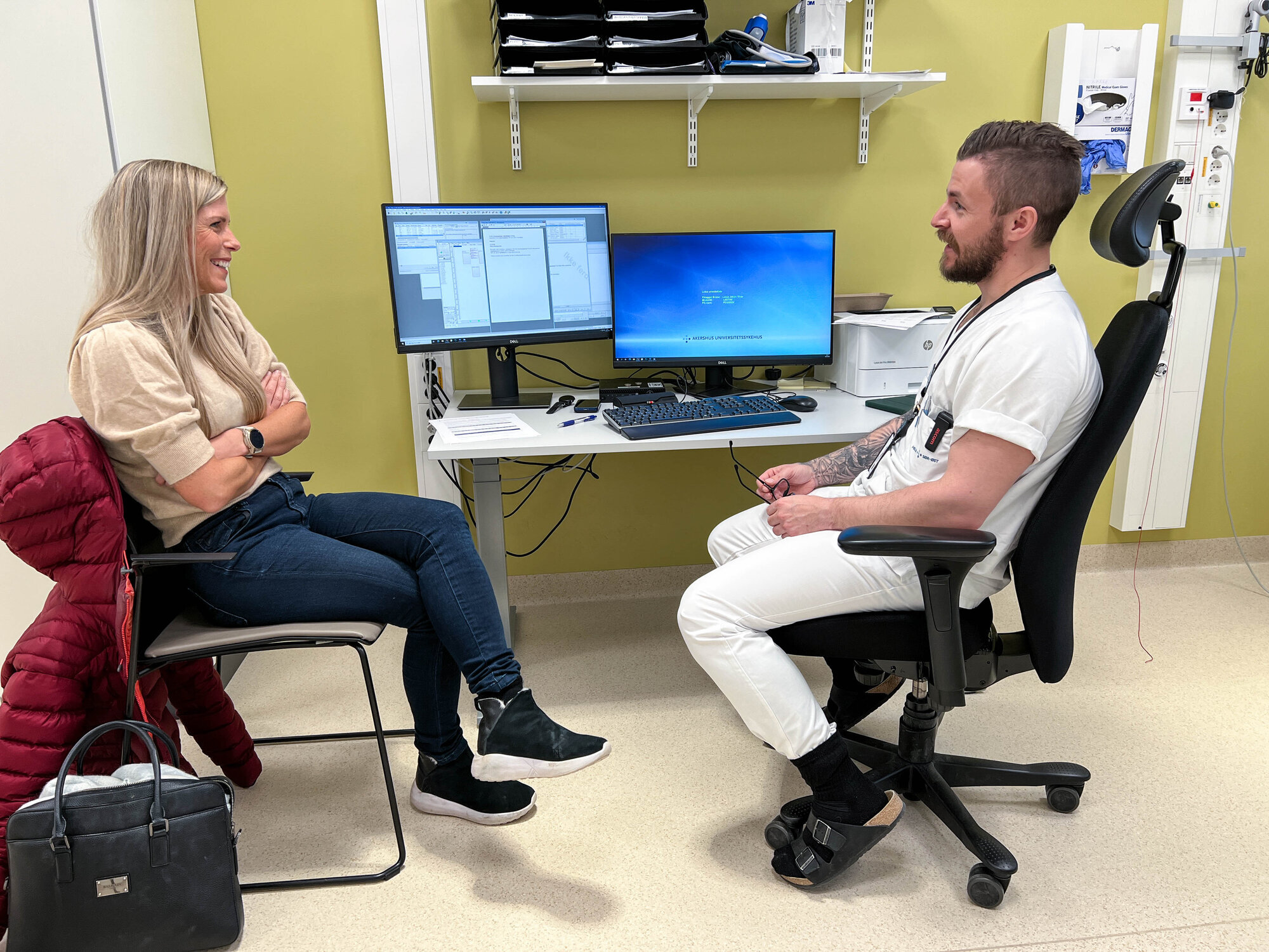 Lasse Johan Thue Bildet viser Lasse Johan Thue og pasient.