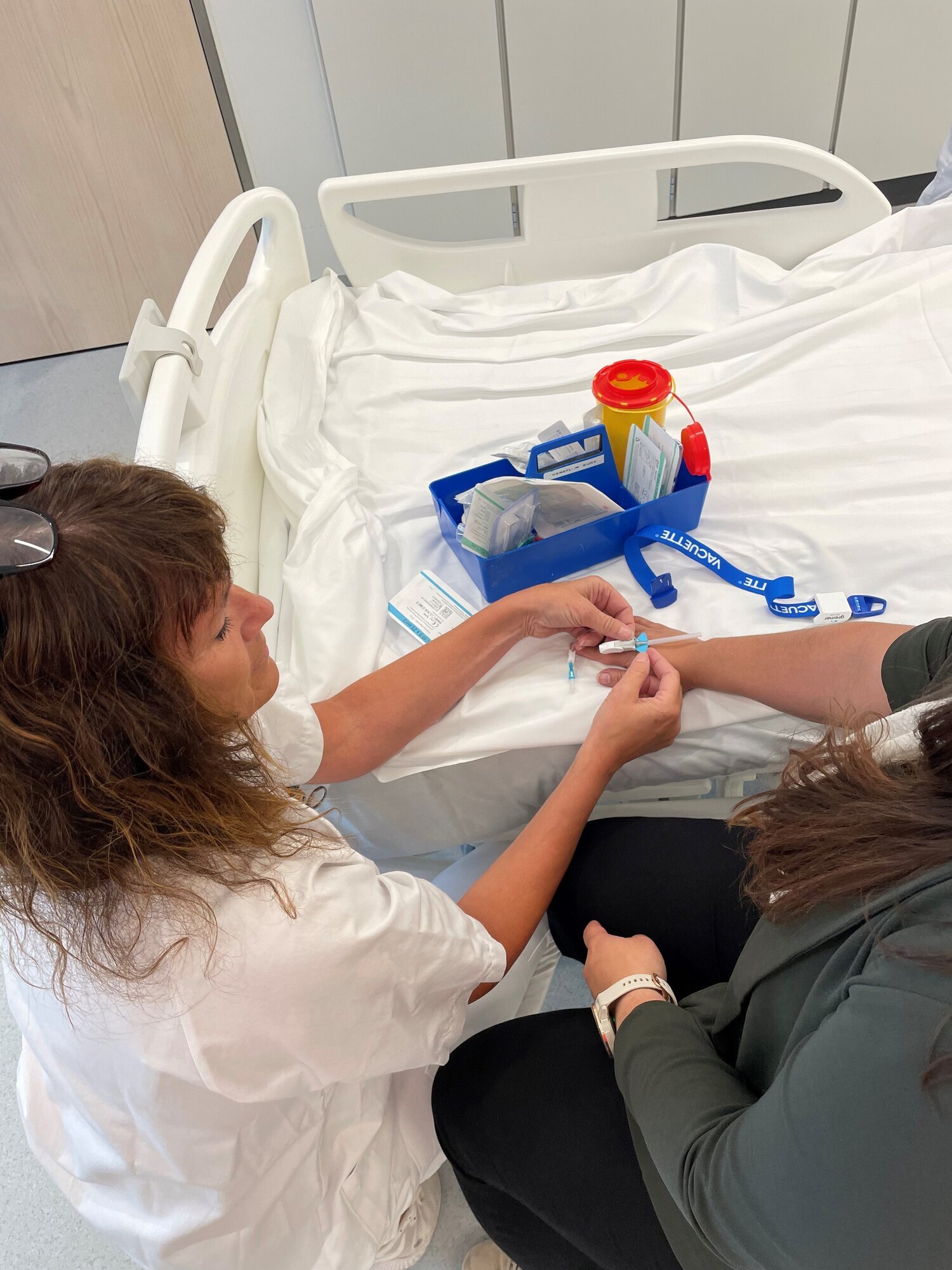 Helsefagarbeider setter venekateter