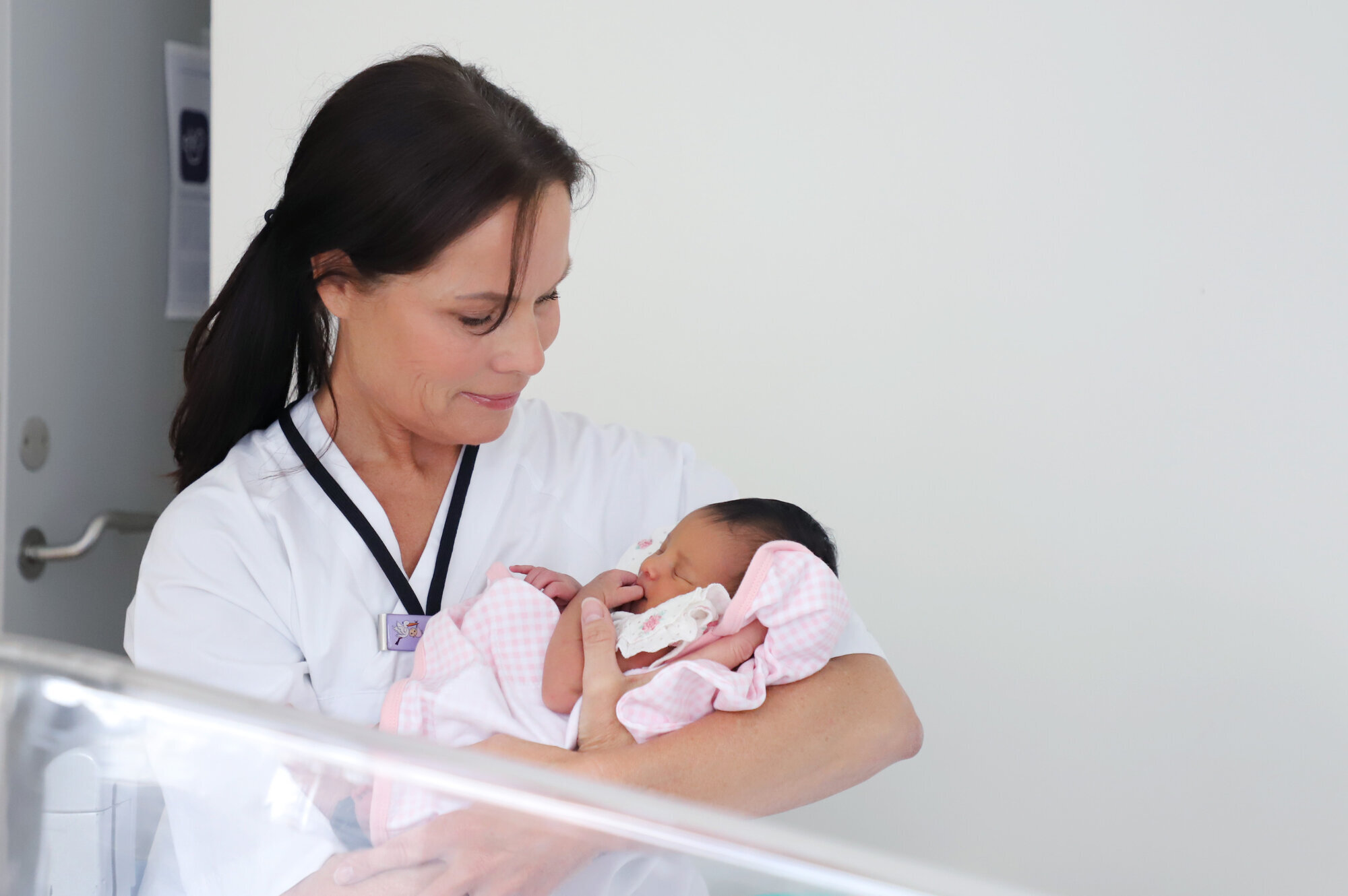 Bildet viser Kariann Turøy Bakstad med en nyfødt baby på armen Bildet viser Kariann Turøy Bakstad med en nyfødt baby på armen