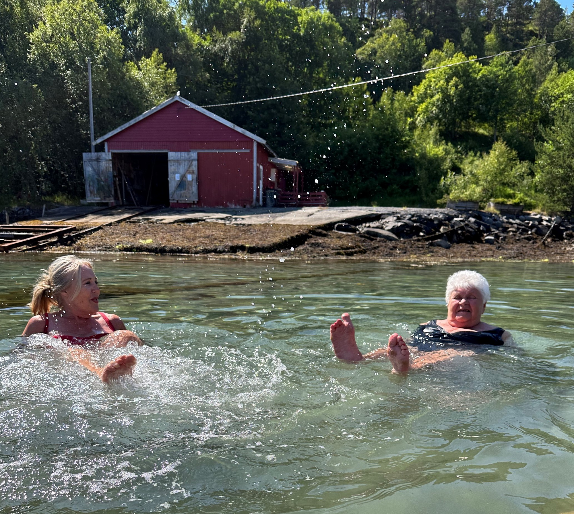 Bildet viser Esther Berge og Birgit Gulbrandsen på svømmetur Bildet viser Esther Berge og Birgit Gulbrandsen på svømmetur