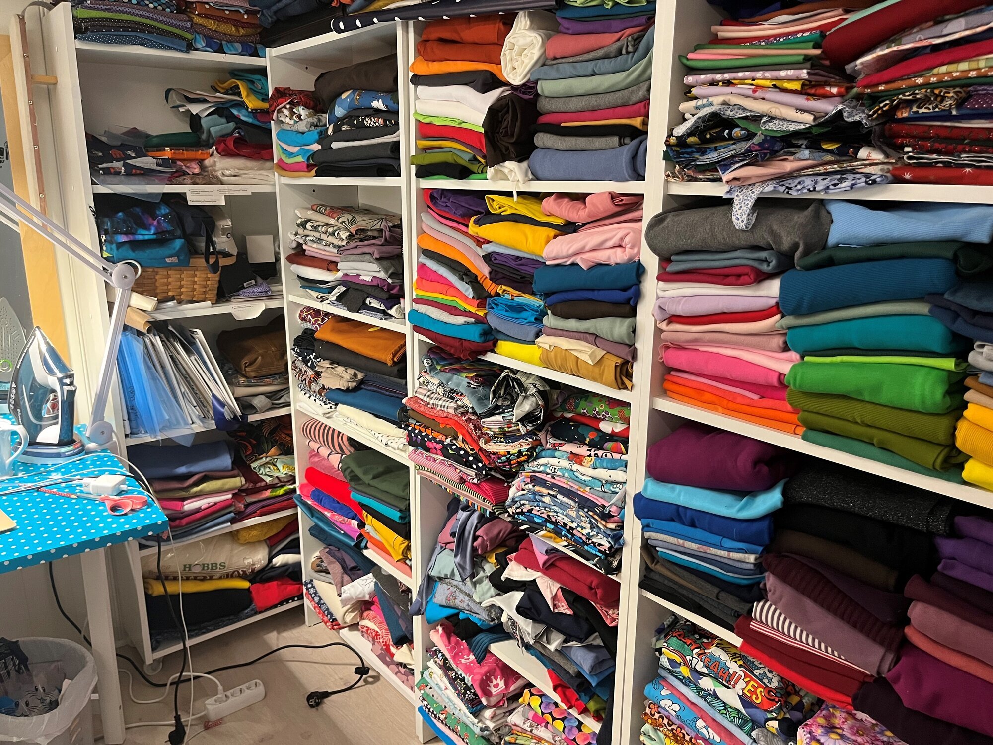 Bildet viser Kleivens stoff-lager Bildet viser Kleivens stoff-lager