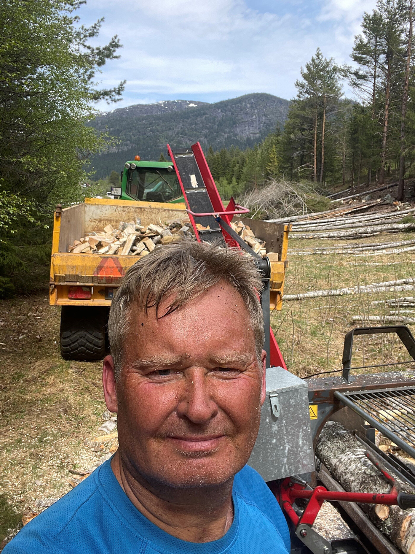 Bildet viser Bjørgulv som er kreftfri og på jobb ute i naturen.
