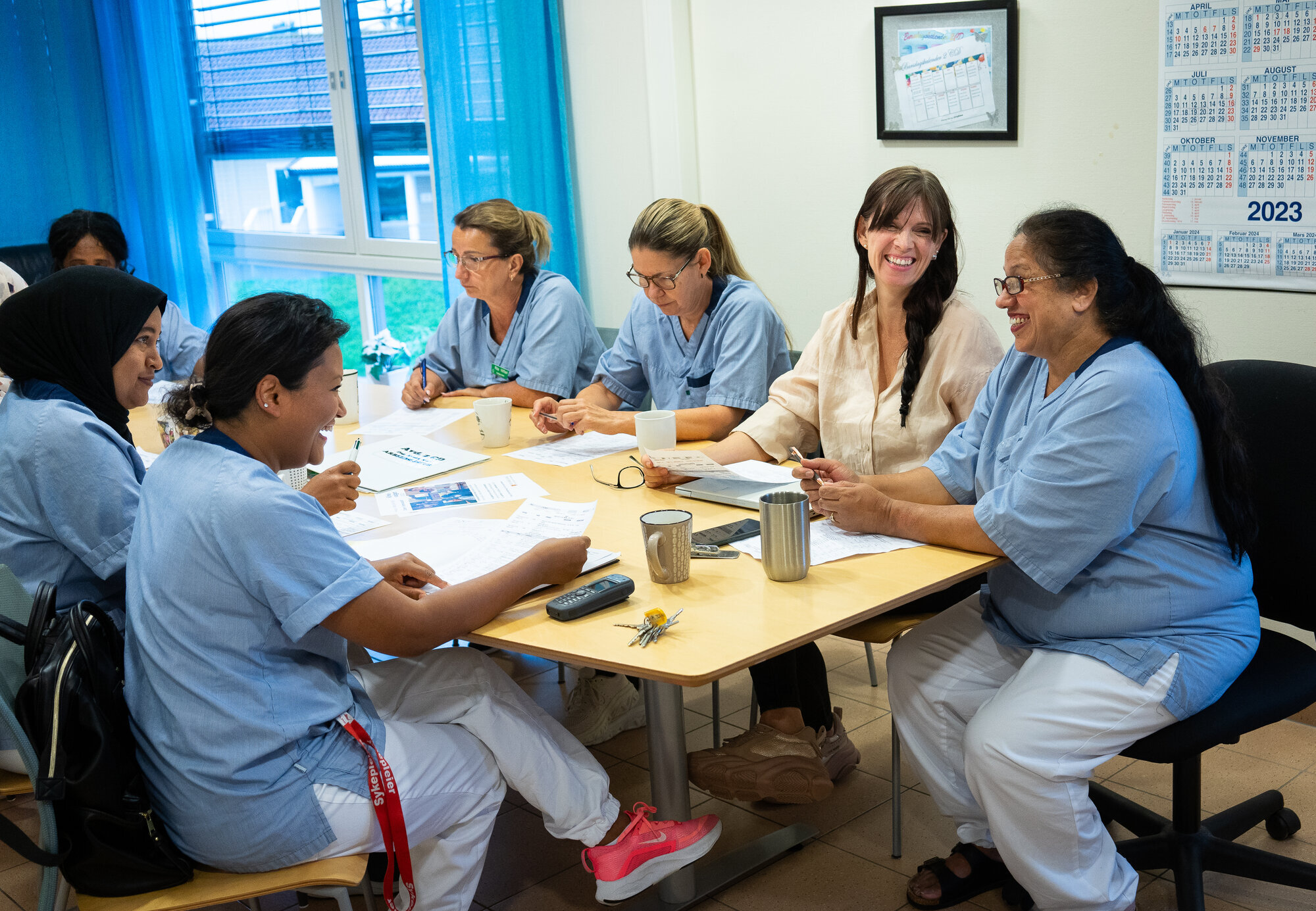 Løs stemning på morgenrapporten Bildet viser løs stemning på morgenrapporten
