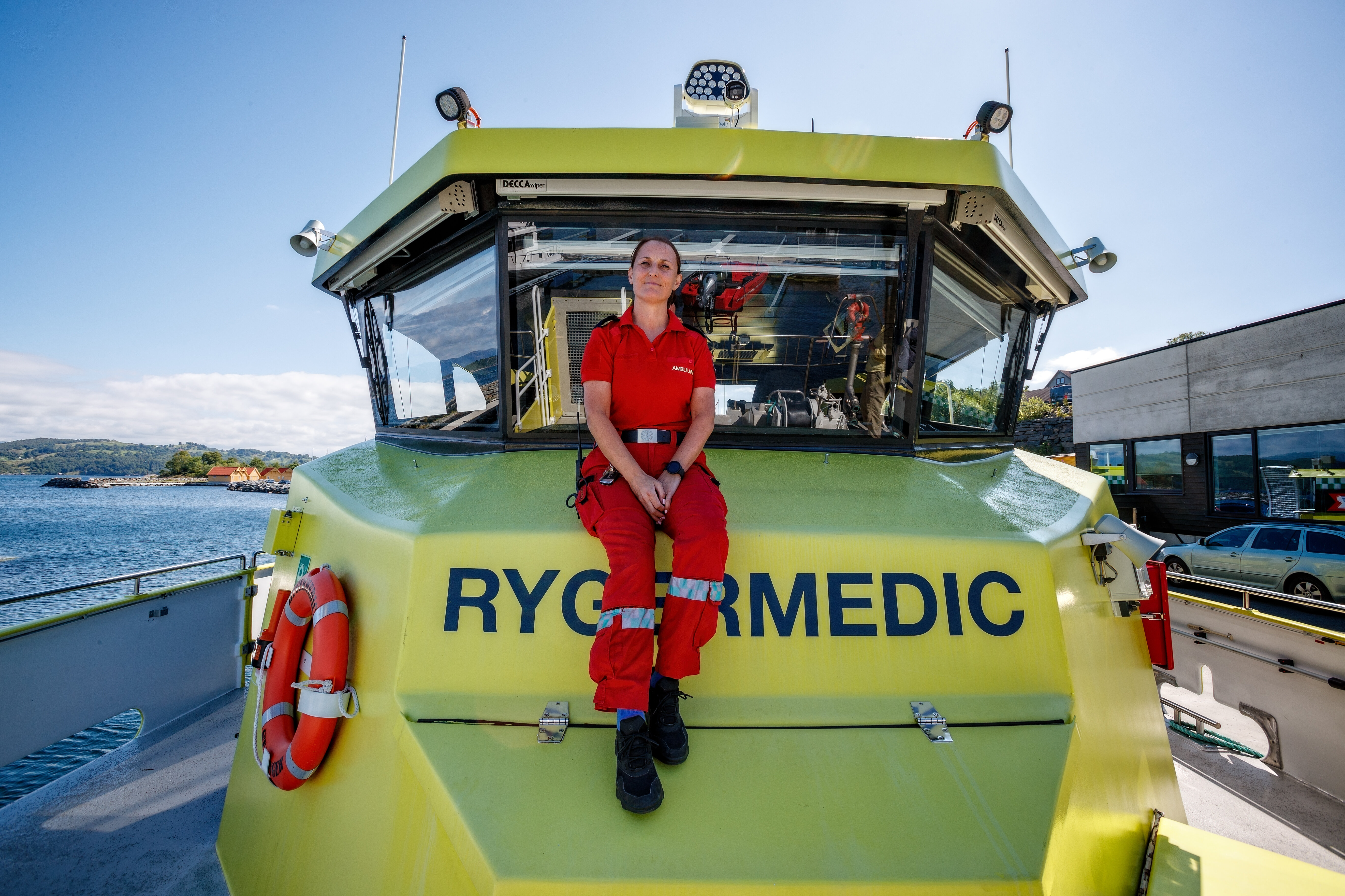 Sykepleier på ambulansebåt Bildet viser sykepleier på ambulansebåt