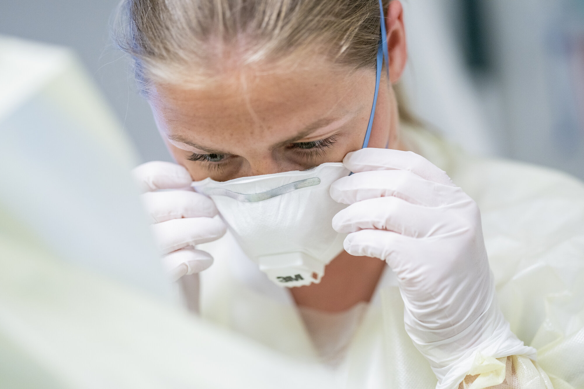 Sykepleier Ane Didriksen med munnbind