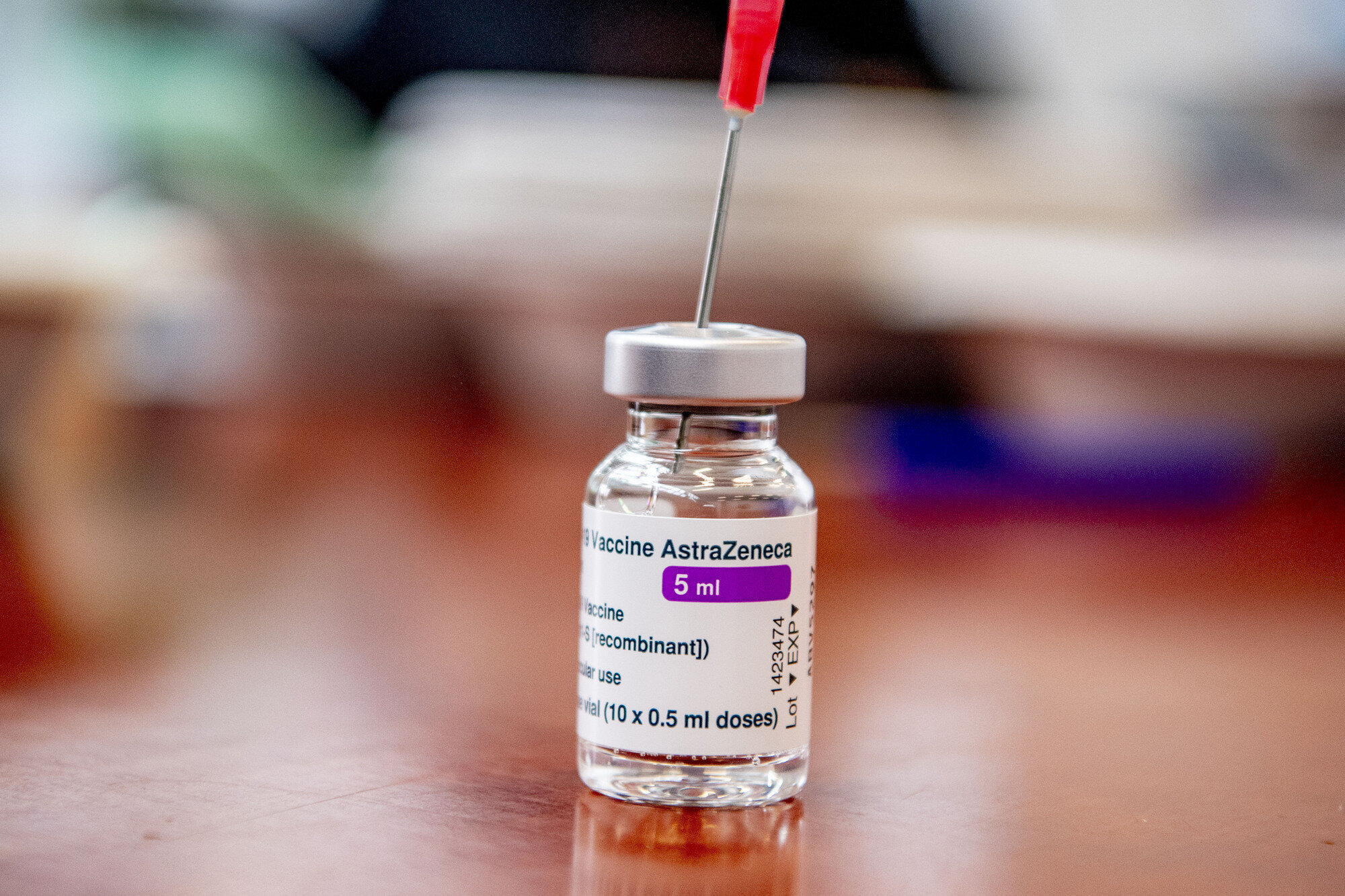 Bildet viser en flaske med AstraZenica vaksine med en kanyle Bildet viser en flaske med AstraZenica vaksine med en kanyle