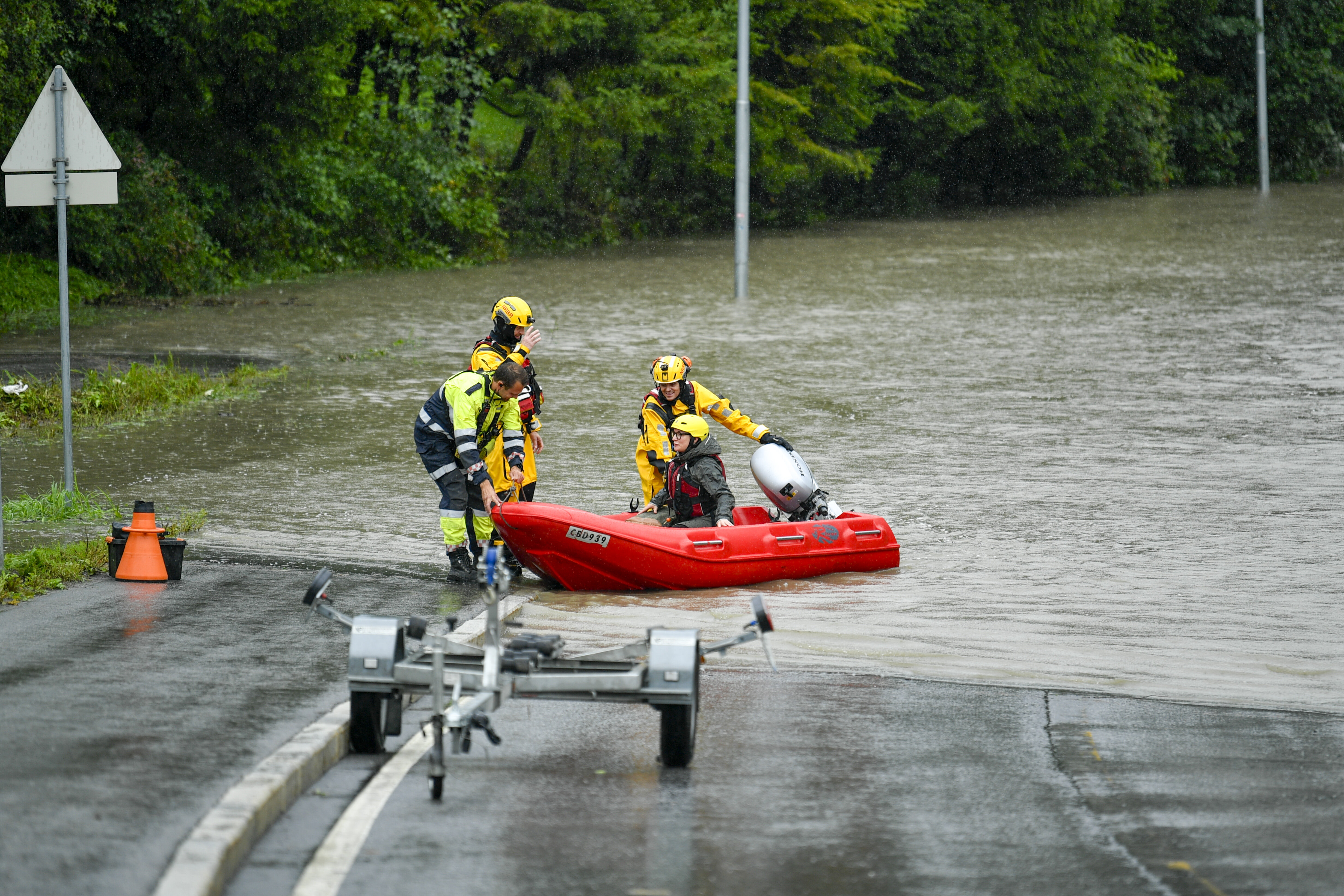 Ingrid-Marie Nyborg Sykepleier Ingrid-Marie Nyborg får hjelp fra redningsmannskaper til å komme seg på jobb
