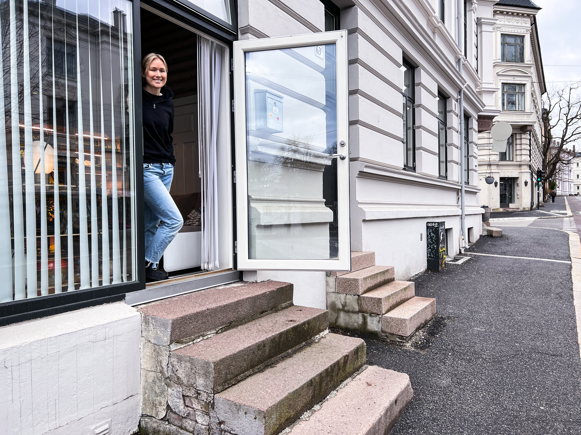 Lillian-Johanne B. Risan Bildet viser Lillian-Johanne B. Risan utenfor leiligheten.