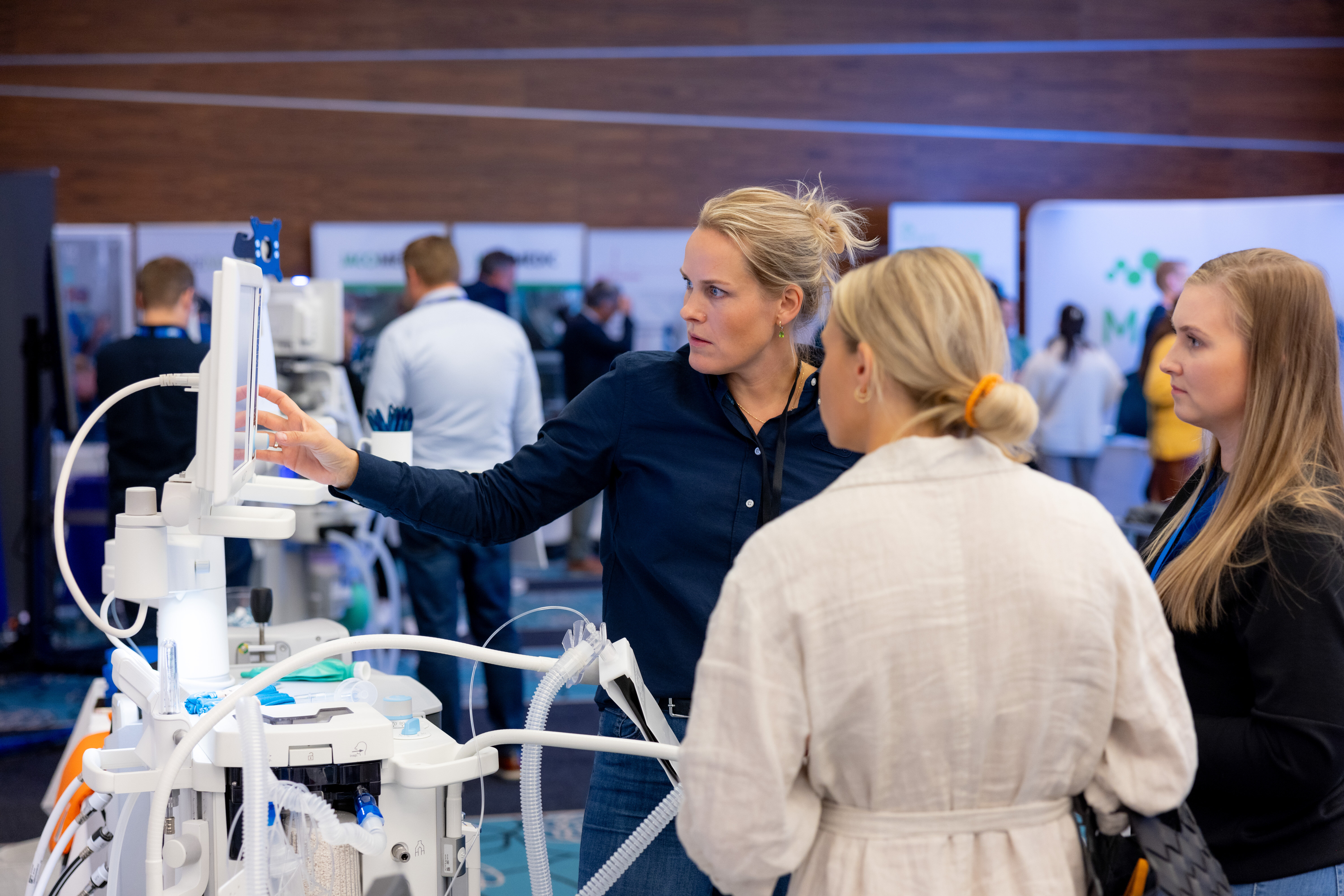 Kristin Øverland Bildet viser Kristin Øverland demonstrere utstyr.