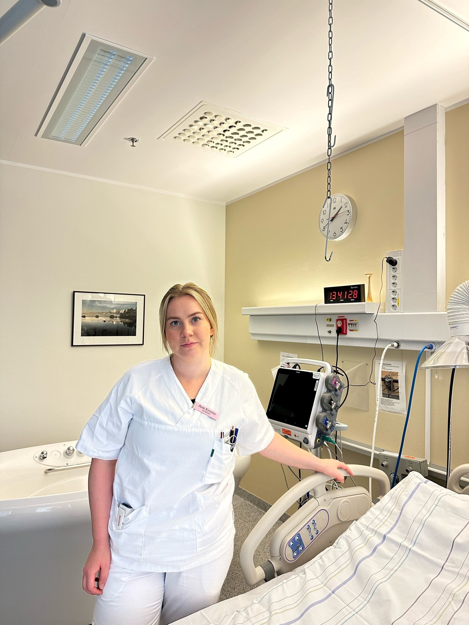 Bildet viser Ann Kristin Suhr på et pasientrom ved fødeavdelingen ved UNN Bildet viser Ann Kristin Suhr på et pasientrom ved fødeavdelingen ved UNN