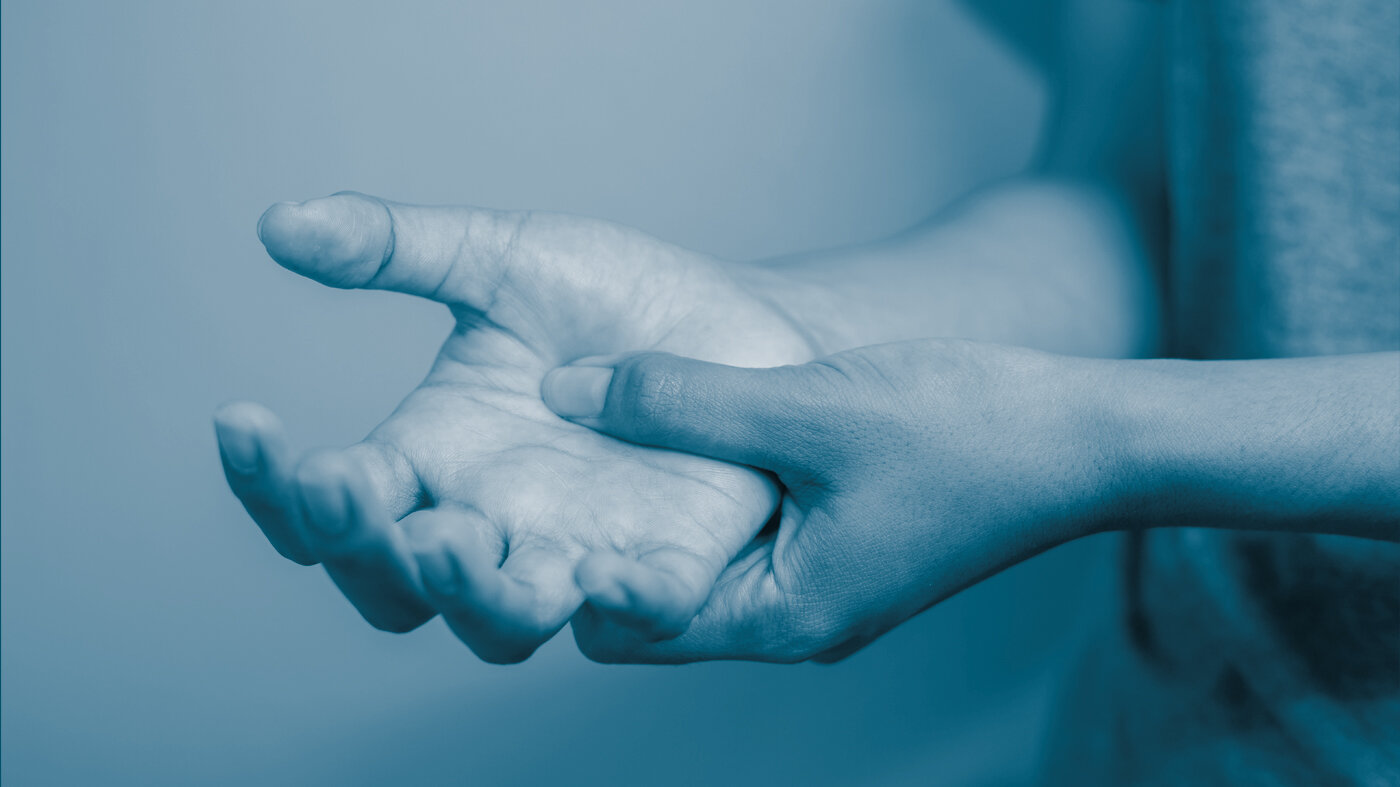 Smertefulle hender Bildet viser to hender, der den ene holder i den andre for å signalisere smerte