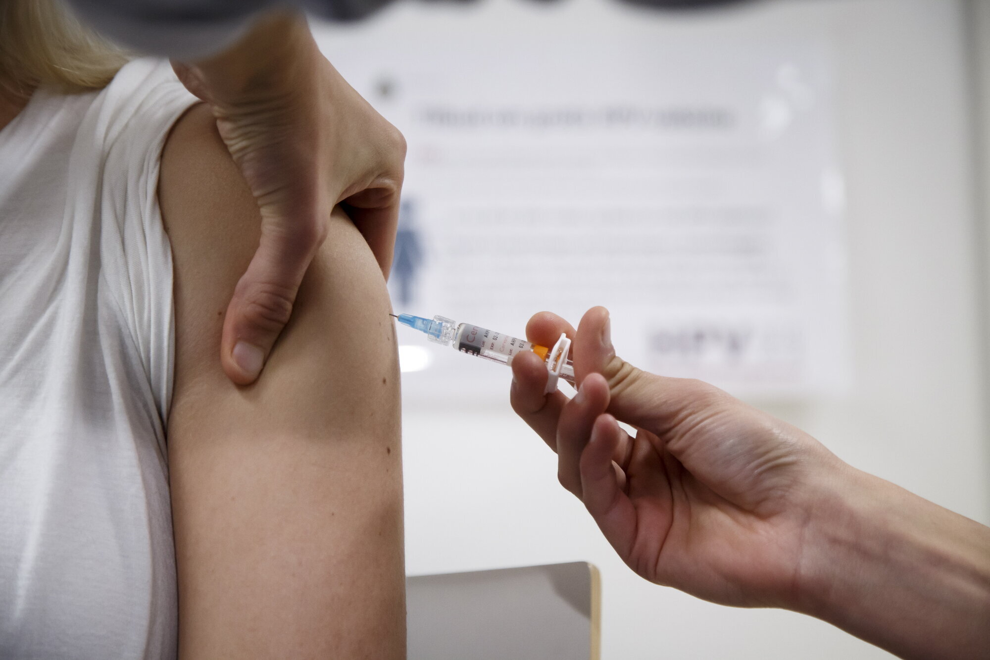 Hpv-vaksine Bildet viser en arm det blir satt vaksine i.