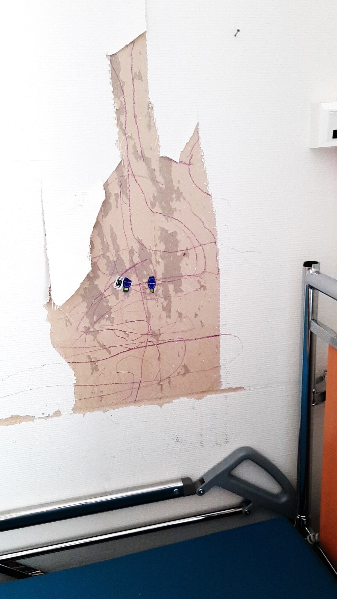 avrevet tapet på pasientrom bildet viser avrevet tapet på pasientrom