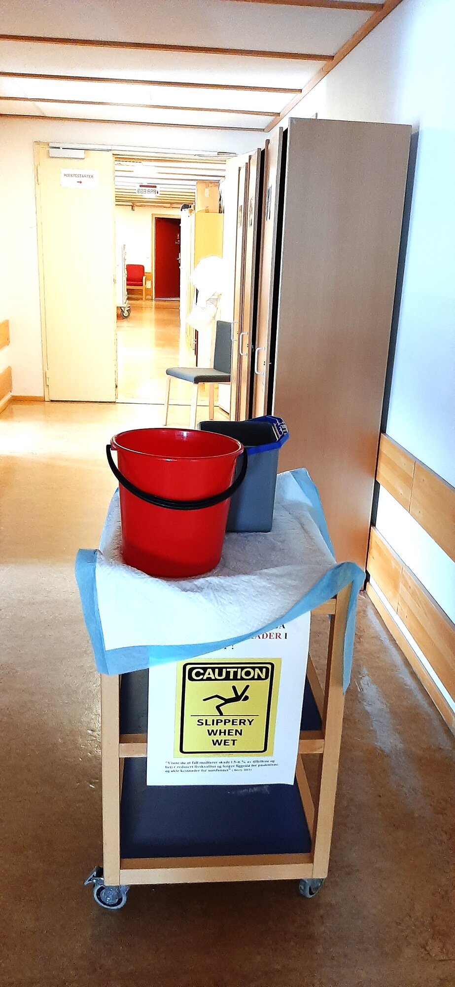 bøtter i gangen bildet viser bøtter i gangen