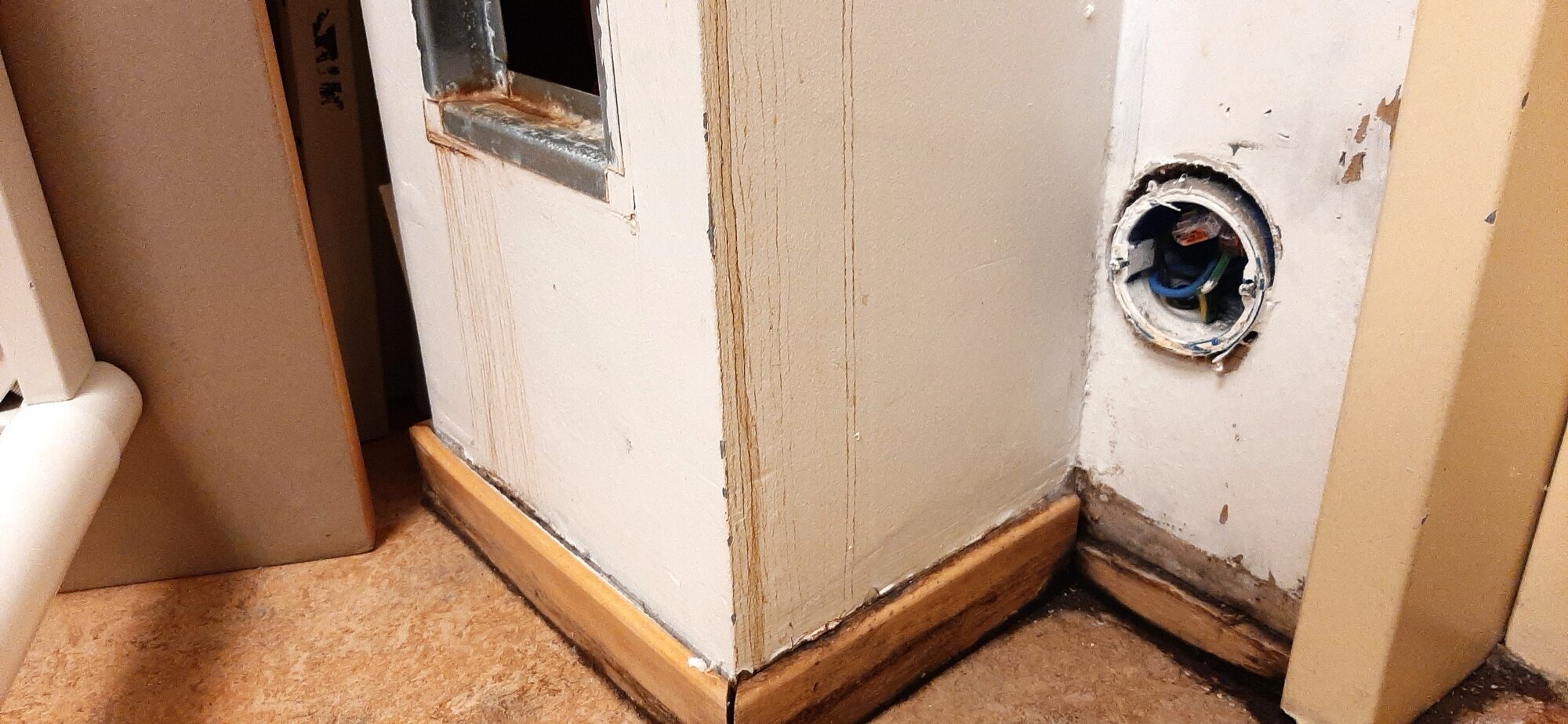 vannskadet lintøyrom bildet viser vannskadet lintøyrom