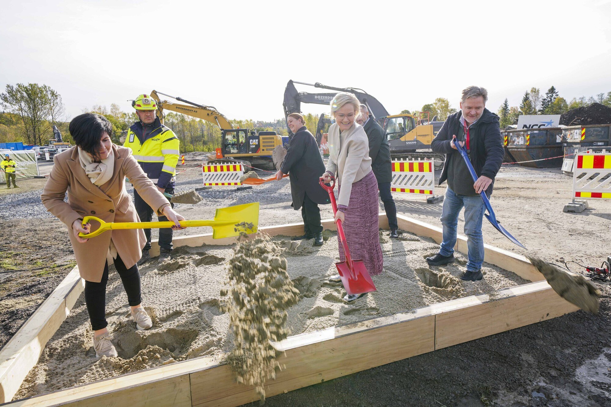 Bildet viser Helse- og omsorgsminister Ingrid Kjerkol markerte byggestart for Ny sikkerhetspsykiatri på Ila ved å ta det første spadetaket. Her sammen med leder for brukerutvalget i Oslo universitetssykehus HF Erna Hogrenning (f.v.), Kåre Magnus Bråthen fra NCC, klinikktillitsvalgt Ellinor Lønnå, klinikkdirektør Andreas Ringen og prosjektverneombudet Per Oddvar Synnes. Bildet viser Helse- og omsorgsminister Ingrid Kjerkol markerte byggestart for Ny sikkerhetspsykiatri på Ila ved å ta det første spadetaket. Her sammen med leder for brukerutvalget i Oslo universitetssykehus HF Erna Hogrenning (f.v.), Kåre Magnus Bråthen fra NCC, klinikktillitsvalgt Ellinor Lønnå, klinikkdirektør Andreas Ringen og prosjektverneombudet Per Oddvar Synnes.