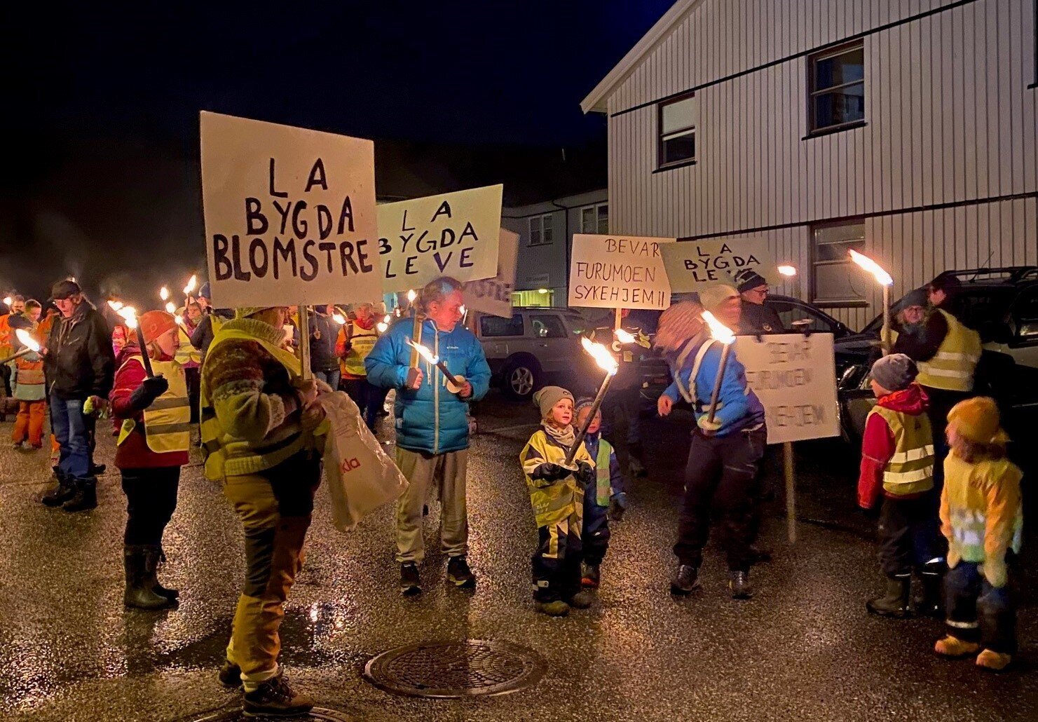 Fakkeltog for Furumoen sykehjem bildet viser fakkeltog for Furumoen sykehjem